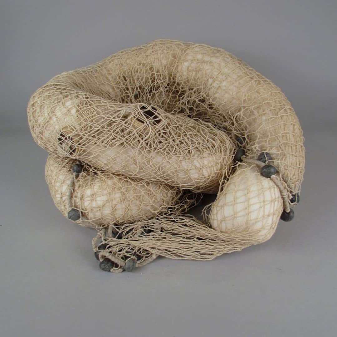 国立アメリカ歴史博物館のインスタグラム：「This cast net from Sapelo Island, Georgia, reflects the generations-long tradition of catching finfish and shrimp in the waters of the Lowcountry, including among the Gullah Geechee people of the Sea Islands, located off the Southeastern coast of the United States. Whether at the ocean shore or along meandering tidal creeks, many residents of Gullah Geechee communities feel a profound connection to water, an essential source of food. Water also offers spiritual connections to ancestors in the Lowcountry and beyond, including ancestral lands in West Africa.   Weaving and using cast nets were important tasks performed by enslaved people. These skills helped them to build self-sufficiency and community through traditional and familiar methods of food procurement despite the brutal conditions of slavery.   To this day, Gullah community members like chef Sallie Ann Robinson keep alive these ancestral fishing practices. Robinson herself has thrown cast nets, fishing for shrimp along creeks near her home on Daufuskie Island, South Carolina. Honoring her community’s longstanding reliance on and love for these crustaceans, Robinson will prepare her “Momma’s Shrimp and Tada Salad” during a Cooking Up History program on November 3 at 2:00 p.m.   “Foodways and Waterways with Lowcountry” is a free in-person event that will also be live-streamed. Follow the link in our bio to register.   #SmithsonianFood #SmithsonianWomensHistory」