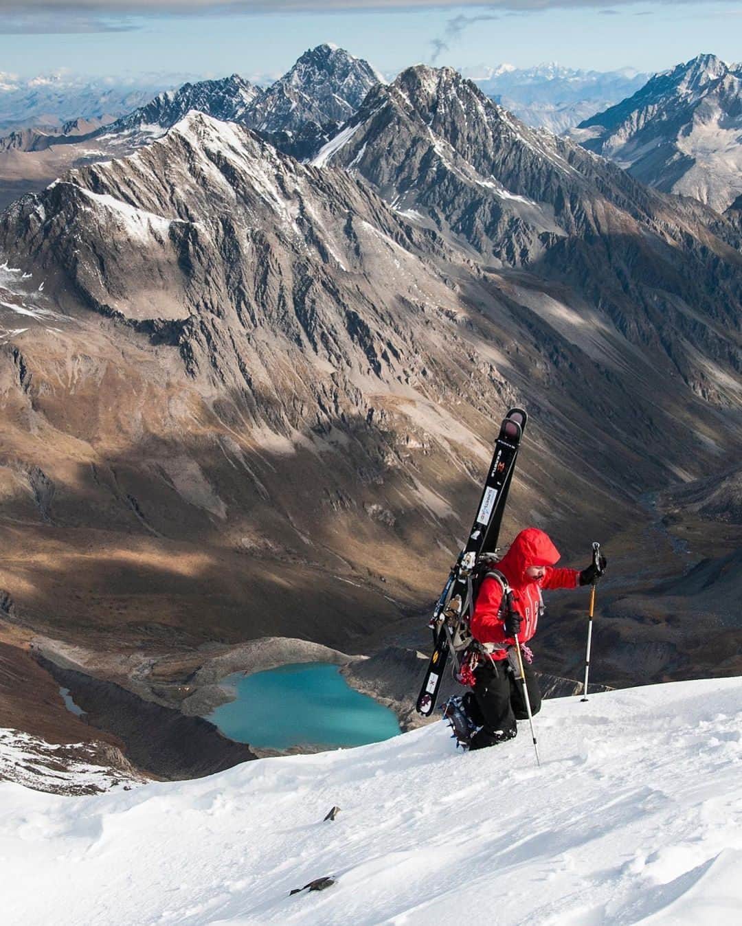 ジミー・チンのインスタグラム：「@giuliamonego climbing the 20,000ft Reddomiane Peak for our first ski descent of this Minya Konka Range beauty.  @ingridbackstrom @kashalaclare  Sichuan, China  @thenorthface」