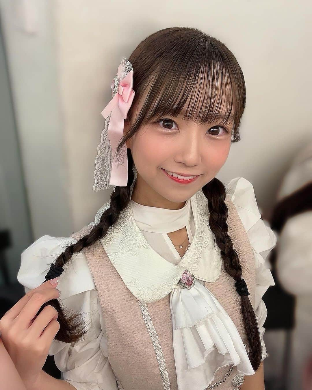 宮脇彩花のインスタグラム：「♡  久々のピンク衣装🪄💓  Zepp shinjukuのワンマンライブまで あと1ヶ月だよーーー！わくわく☺️  #地下アイドル #ライブアイドル #アイドルヘアアレンジ #三つ編みおさげ #ピンク衣装 #バニクル #bunnylacrew」