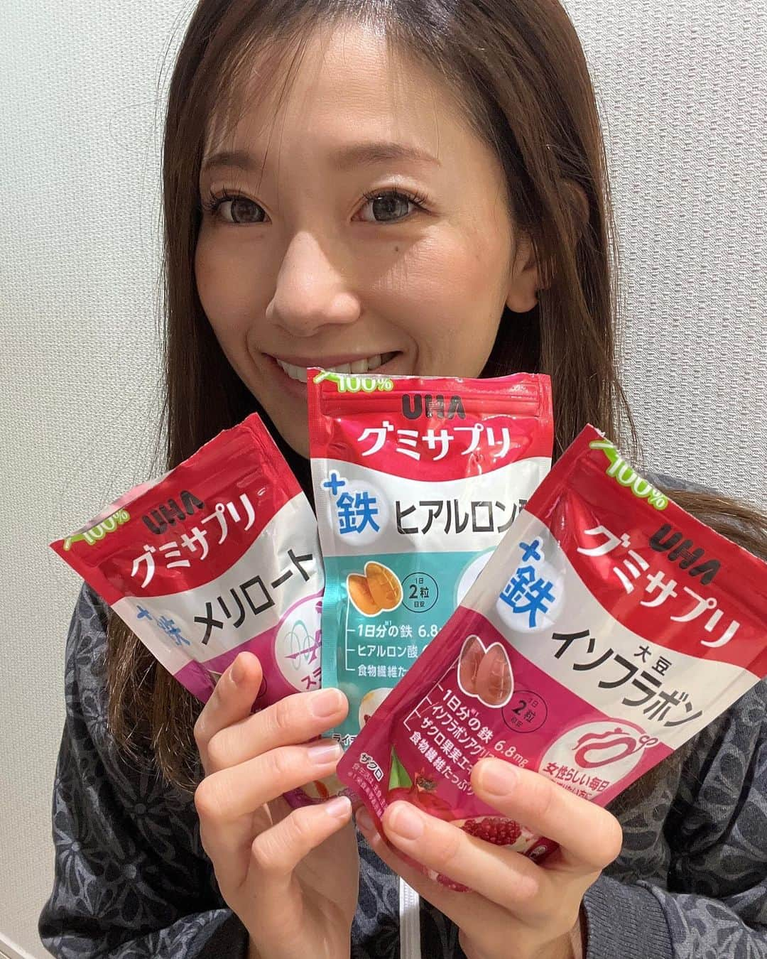 中里さや香のインスタグラム：「毎朝サプリメントを飲む派の私‼︎ ビタミンC、B、Eは勿論、ニンニク🧄やミネラルなど沢山飲んでいるけど正直、錠剤って苦手で沢山口に入れると1回で飲めない笑😂  国内最大級のグミサプリブランド「UHAグミサプリ」　@uha_mikakuto_hb が出している【植物性グミサプリ】3種類を食べてみたよ💓 ・ヒアルロン酸（肌の潤いを与える手伝い） ・メリロート（血行を良くすることでむくみ予防） ・イソフラボン（肌や髪のハリや潤いを手助け）  「食べるサプリ？💊美味しいの？🫠」なんて思ったけど、ちゃんと味あって美味しくてびっくりした笑！🤤 少し弾力があって、数回噛むだけで口の中から無くなった✨ 1日2粒だし、お菓子感覚で食べられるのが良いよね😌💓  錠剤が苦手な人はオススメかも！ ネットは勿論、コンビニや薬局でも手軽に手に入るから気になる人は是非探してみて✅  #pr#グミサプリ#植物性グミサプリ#鉄分#大豆イソフラボン#ヒアルロン酸#メリロート#インナーケアサプリ#ながら美容#美容サプリ#健康習慣#健康づくり#インナービューティー#栄養補給#インナービューティ#セルフケア#エイジングケア#食習慣改善#健康意識#uhaグミサプリ」