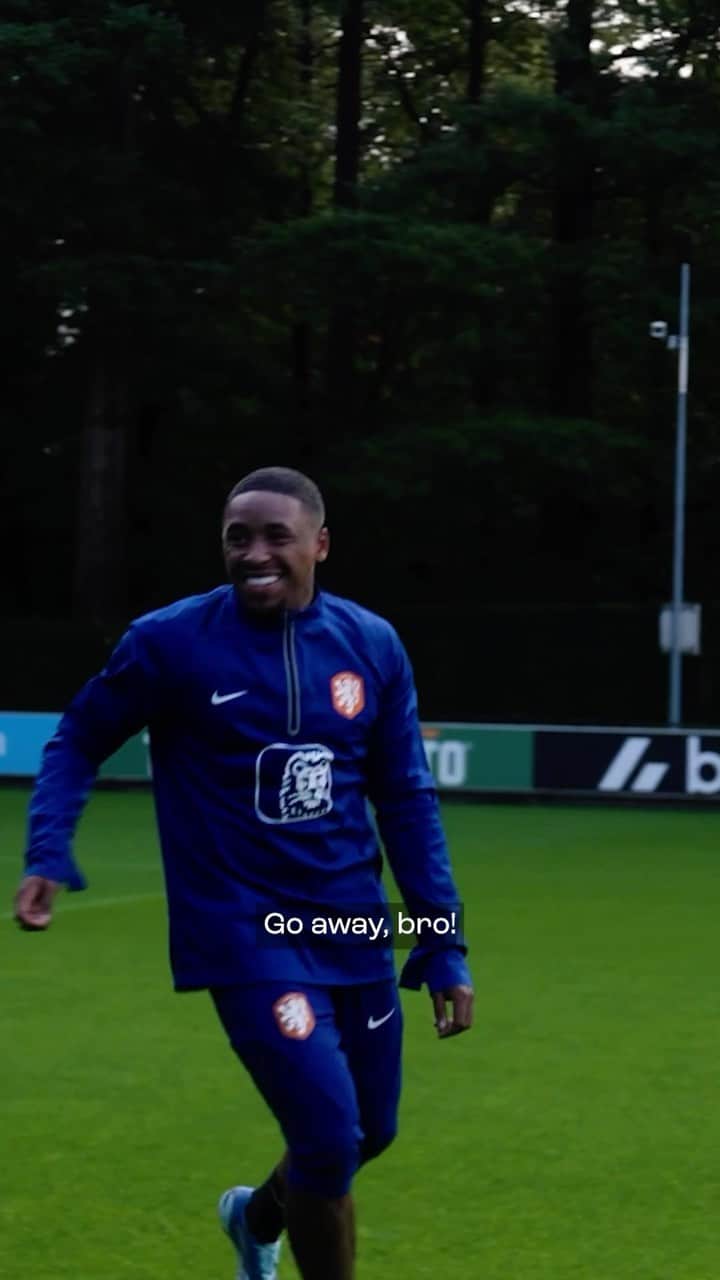 サッカー オランダ代表チームのインスタグラム：「“Send him out, send him out!” 🤣  Love this new shooting game, guys! 💯   #NothingLikeOranje」