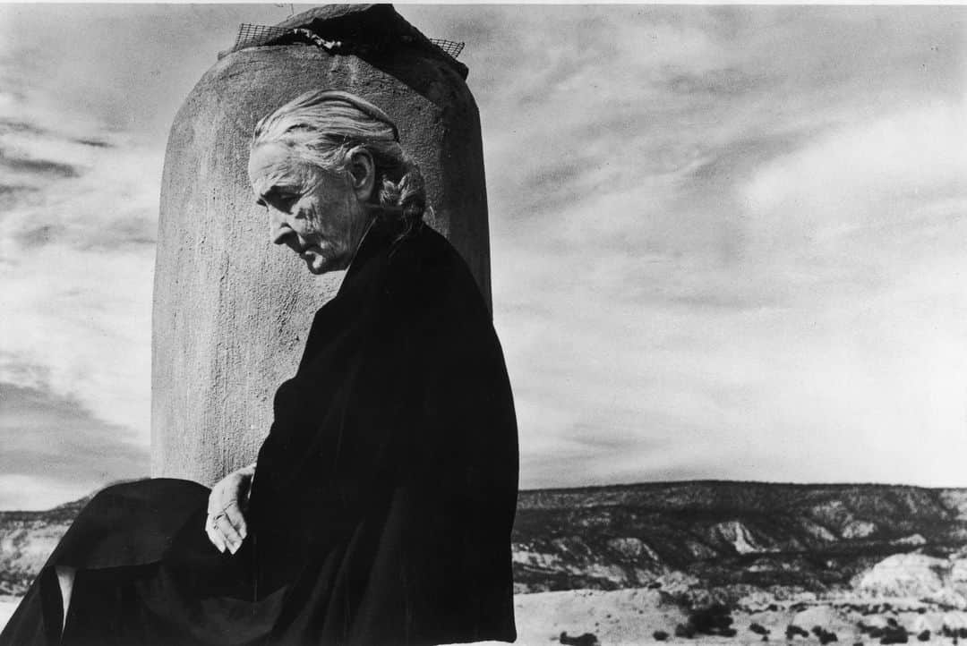 lifeのインスタグラム：「Portrait of artist Georgia O'Keeffe sitting on the roof of her house at Ghost Ranch - New Mexico, 1967.   Learn more about how O’Keeffe forged a unique, solitary path through the landscape of modern art by clicking the link in our bio.   (📷 John Loengard/LIFE Picture Collection)   #LIFEMagazine #LIFEArchive #GeorgiaOKeeffe #Artist #GhostRanch #NewMexico #Portrait #1960s」