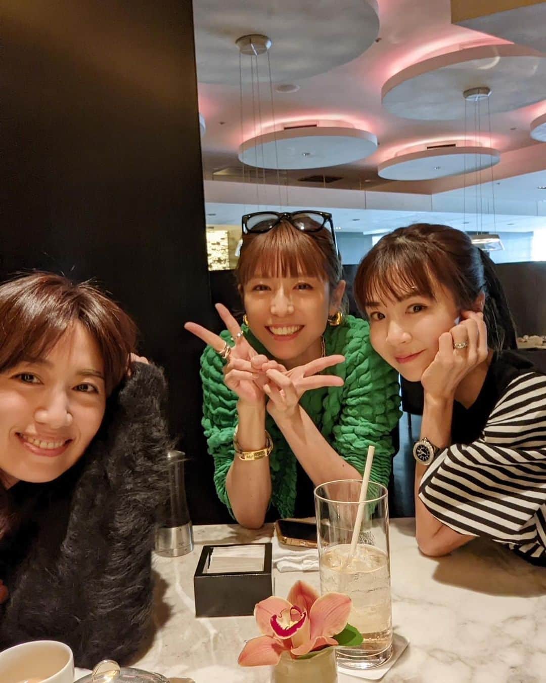 のインスタグラム：「病院の話とかシワの話とか、たくさんしました。 そんな歳になってもこうして会っていられて良かったです😂 みんな駆け抜けたね🥂」