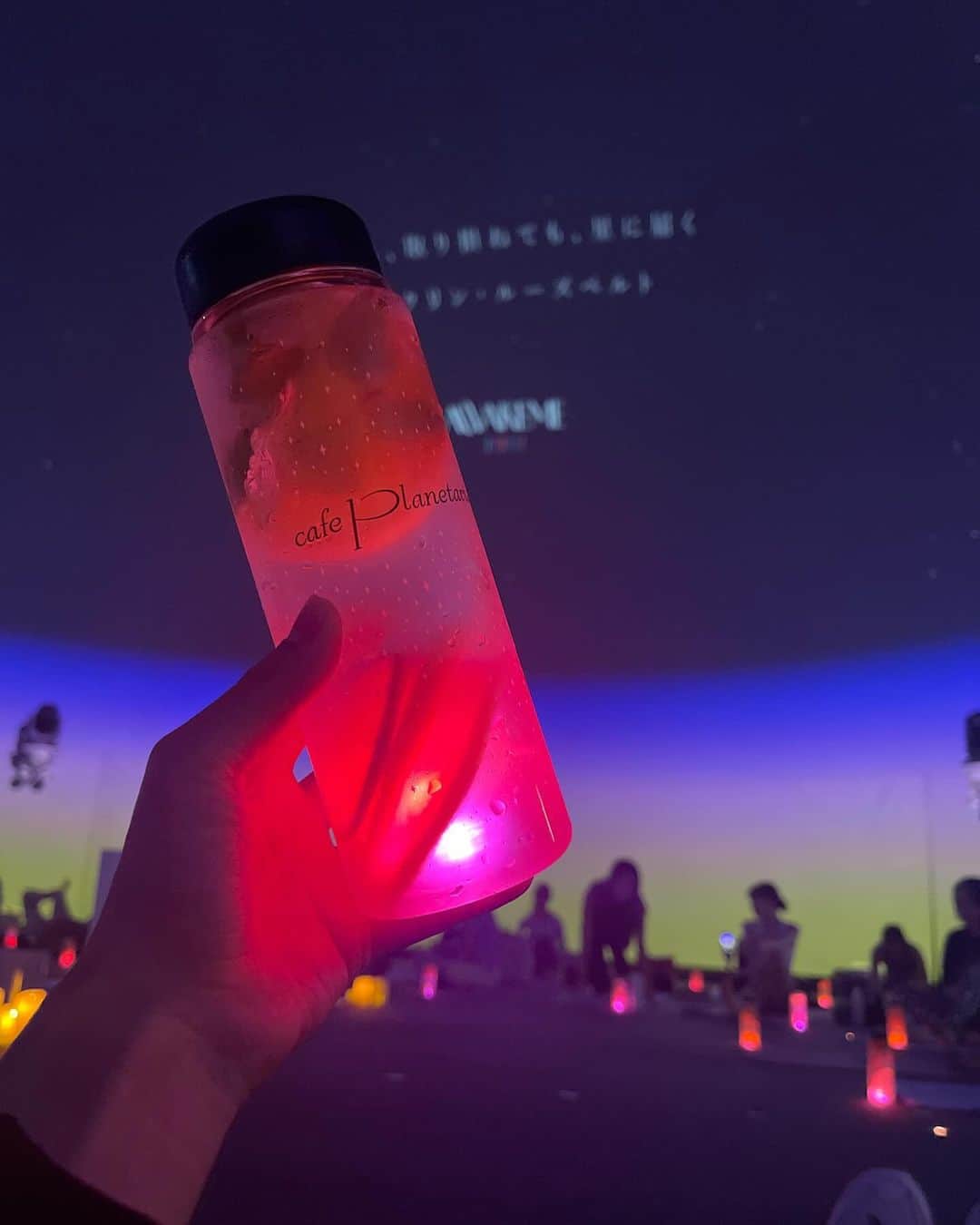 DJ YURiAさんのインスタグラム写真 - (DJ YURiAInstagram)「【POSON presents AWAKEME  ～昼のお月見マインドフルヨガとサウンドバス～】 ご招待いただき参加してきました🧘🏻‍♀️ @awakeme_mindfulness   会場はコニカミノルタ⭐️ プラネタリウムも大好きな場所💫 この日は中秋の名月の翌日で🌕  @mami_maulea さんのYogaに導かれて。 ピラティスとはまた違う素晴らしさ、細やかな優しさ、心地良さを感じ、とても勉強になりました📝  そして自然と繋がり @yukari__matsunaga さんのサウンドバスへ。この繋ぎも素敵で、泣きました😭 クリスタルボウルはずっと気になっていたのですが、体験するのは実は初めて！  DANCEやDJをしていた頃から音や音楽って"聞く"や"聴く"より【浴びる】だと思っていて。 クラブやLIVEは特にこの感覚が最高で。 音が身体に響くのが好きです。  最近また周波数や波動の話も耳にする機会が増えてきて、サウンドバスもまさに浴びる感覚。  音は空気より水の方が早く伝わることはご存知ですか？ 空気中は約340m/sに対し、 水中はなんと約1,500m/s😳  人間のほとんどは水分なので身体全体で感じ取っています。 イヤホンで聴く音より、身体で浴びる音の方が心にも響いたり、感じる取れるものが大きいのも納得。  サウンドバス、ものすごーく気持ち良かったです✨ 子供がいると本当に瞑想の時間って難しいのですが、やはり日常に取り入れたいし、必要なことだなと年々感じます。 今此処にある自分と向き合う時間。  そして、 @poson_socks  さんのソックスもめっちゃ良くて。特許の3D構造。薄くて持ち運びにも便利で、素足よりグリップが効くのでマットもマシンもピラティスとの相性バッチリ👌🏻会場でもお得に買えたので連れて帰ってきました。毎日使う愛用品になりました🥰  長くなっちゃった！  とても楽しく素敵なイベントでした🌕 ありがとうございました‼️  #pr #yoga #awakeme #poson_socks #ヨガソックス #pilates #ピラティスソックス #ピラティスインストラクター」10月20日 23時39分 - djyuria