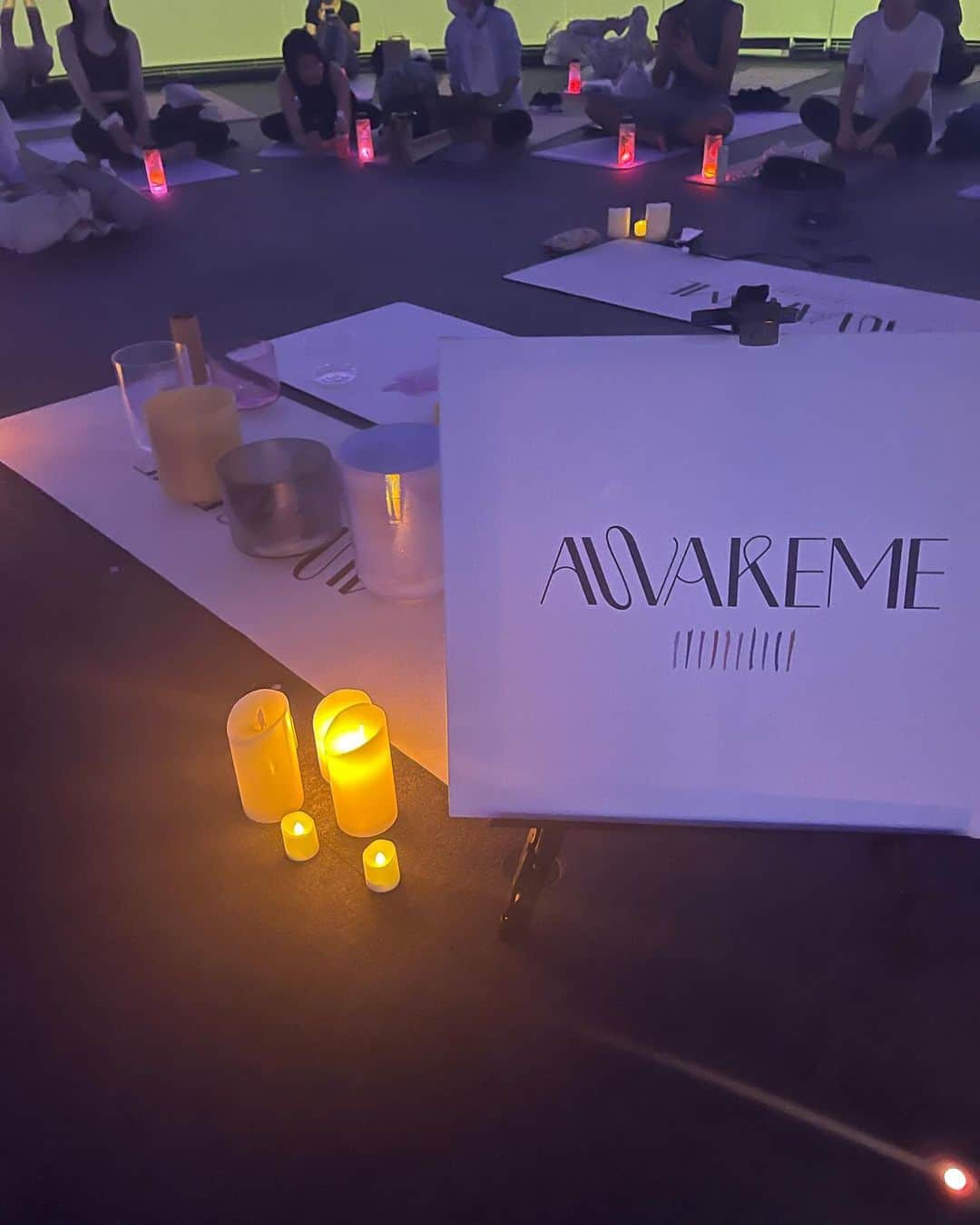 DJ YURiAさんのインスタグラム写真 - (DJ YURiAInstagram)「【POSON presents AWAKEME  ～昼のお月見マインドフルヨガとサウンドバス～】 ご招待いただき参加してきました🧘🏻‍♀️ @awakeme_mindfulness   会場はコニカミノルタ⭐️ プラネタリウムも大好きな場所💫 この日は中秋の名月の翌日で🌕  @mami_maulea さんのYogaに導かれて。 ピラティスとはまた違う素晴らしさ、細やかな優しさ、心地良さを感じ、とても勉強になりました📝  そして自然と繋がり @yukari__matsunaga さんのサウンドバスへ。この繋ぎも素敵で、泣きました😭 クリスタルボウルはずっと気になっていたのですが、体験するのは実は初めて！  DANCEやDJをしていた頃から音や音楽って"聞く"や"聴く"より【浴びる】だと思っていて。 クラブやLIVEは特にこの感覚が最高で。 音が身体に響くのが好きです。  最近また周波数や波動の話も耳にする機会が増えてきて、サウンドバスもまさに浴びる感覚。  音は空気より水の方が早く伝わることはご存知ですか？ 空気中は約340m/sに対し、 水中はなんと約1,500m/s😳  人間のほとんどは水分なので身体全体で感じ取っています。 イヤホンで聴く音より、身体で浴びる音の方が心にも響いたり、感じる取れるものが大きいのも納得。  サウンドバス、ものすごーく気持ち良かったです✨ 子供がいると本当に瞑想の時間って難しいのですが、やはり日常に取り入れたいし、必要なことだなと年々感じます。 今此処にある自分と向き合う時間。  そして、 @poson_socks  さんのソックスもめっちゃ良くて。特許の3D構造。薄くて持ち運びにも便利で、素足よりグリップが効くのでマットもマシンもピラティスとの相性バッチリ👌🏻会場でもお得に買えたので連れて帰ってきました。毎日使う愛用品になりました🥰  長くなっちゃった！  とても楽しく素敵なイベントでした🌕 ありがとうございました‼️  #pr #yoga #awakeme #poson_socks #ヨガソックス #pilates #ピラティスソックス #ピラティスインストラクター」10月20日 23時39分 - djyuria