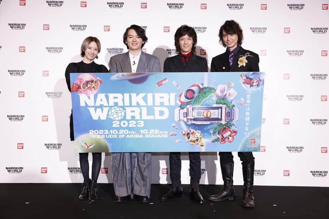 宮島咲良さんのインスタグラム写真 - (宮島咲良Instagram)「ㅤㅤㅤㅤㅤㅤㅤㅤㅤㅤㅤㅤㅤ 昨日は「#narikiriworld2023 』オープニングセレモニー&新作発表会でした！ 今日のbayfm『MOTIVE!!』でも熱く語ってしまったけれど、 本当にすごい展示の数々！！ ㅤㅤㅤㅤㅤㅤㅤㅤㅤㅤㅤㅤㅤ 20周年の#仮面ライダー555 関連のなりきり玩具が並んだ迫力満点のブースでは「CSMファイズドライバーNEXT」や「CSMカイザフォンXX」がお目見え！！！📱 ㅤㅤㅤㅤㅤㅤㅤㅤㅤㅤㅤㅤㅤ ウルトラマンシリーズブースでは#ウルトラマンジード 「ウルトラレプリカ ジードライザー」も間近で見られるチャンスー‼️🥹 ㅤㅤㅤㅤㅤㅤㅤㅤㅤㅤㅤㅤㅤ スーパー戦隊シリーズブースでも10周年の#獣電戦隊キョウリュウジャー から「ガブリボルバー」と初解禁の「ガブリカリバー」MEMORIAL EDITIONに出会えましたあああ！ DXに比べてサイズ感が本物に近くなっていて重量もしっかりあり、まさになりきり！最高！！🦖 ㅤㅤㅤㅤㅤㅤㅤㅤㅤㅤㅤㅤㅤ 前日に情報解禁されたばかりの#特捜戦隊デカレンジャー 「ファイヤーボール・ブースターSP1ライセンス版」も展示されていてテンションブチ上がりましたわ🚨❤️‍🔥 ㅤㅤㅤㅤㅤㅤㅤㅤㅤㅤㅤㅤㅤ そしてそして！！ 25種のDX変身ベルトが並ぶ「DX変身ベルト×仮面ライダー変身ポーズチャレンジ」ブースが圧巻！！！ クウガからガッチャードまでの25種の変身ポーズをガッチャードの本島くんがスーツアクター永徳さんとチャレンジしている映像がベルトと共に並んでいるんですよ…！！！！ ちょうど同じタイミングで内覧していた#濱田龍臣 さんと一緒に大興奮で「全部できる！！」って言いながら変身していたのだけど、それが本当に楽しかった😂 やっぱり特撮ってみんなの心をたぎらせるな…！最高だ…！ まさに！ #変身は色褪せない ‼️‼️‼️ ㅤㅤㅤㅤㅤㅤㅤㅤㅤㅤㅤㅤㅤ あとやはり「Disney IMAGINATION BELT」の実物見られたのが嬉しかった〜〜〜！！！！ 欲しいいいいい😭✨🏰 ㅤㅤㅤㅤㅤㅤㅤㅤㅤㅤㅤㅤㅤ 入場無料なので、アキバスクエアにダッシュ！！ 明後日日曜までです🫡  #なりきりワールド2023 #バンダイ  #半田健人 さん #村上幸平 さん #濱田龍臣 さん #宮島咲良  #ミヤジマン #ぼっち戦隊ミヤジマン」10月20日 23時40分 - sakura_miyajiman