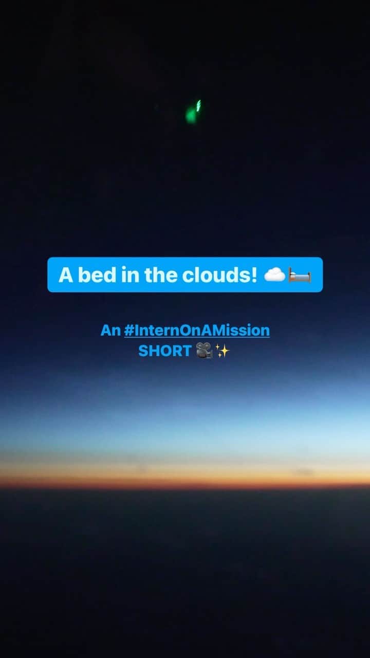 KLMオランダ航空のインスタグラム：「A bed in the clouds! ☁️🛏 Because our pilots need some rest too. 😴  #KLM #InternOnAMission #IOAM #pilot #secondofficer #sleep #avgeek #aviationlovers」