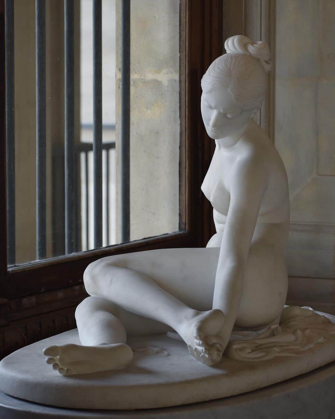 ルーブル美術館さんのインスタグラム写真 - (ルーブル美術館Instagram)「. 🇫🇷 Inspectons les œuvres du musée avec #LouvreALaLoupe ! Aujourd’hui, intéressons-nous à la Nymphe au scorpion de Lorenzo Bartolini ! - 🧐 Commandée par le prince Charles de Beauvau, la Nymphe au scorpion fut l’un des œuvres phares du Salon de 1845. Par l’extrême délicatesse du travail du marbre et le doux visage toscan de la nymphe, elle suscita l’admiration. - 🦂 Le scorpion apparaît sur la terrasse et la jeune fille nue touche son pied à l’emplacement de la piqûre. Ce geste et la très légère ouverture de sa bouche sont les seules manifestations de la douleur invoquées par Bartolini. - 📍 Venez l’admirer dans l’aile Denon, en salle 403 !  ∴ 🌎 Inspect the museum's works with #LouvreALaLoupe! Today, let's take a look at Lorenzo Bartolini’s Nymph with a scorpion. - 🧐 Commissioned by Prince Charles de Beauvau, this Nymph with Scorpion was one of the highlights of the 1845 Salon. The extreme delicacy of the marble work and the nymph's gentle Tuscan face won admirers. - 🦂 The scorpion appears clearly on the floor as the naked nymph reaches for the bite on her foot. This gesture, along with her slightly open mouth, are the only signs of pain that Bartolini allowed himself to depict. - 📍 Come and admire it in the Denon wing, room 403! - 📷 ©️ Musée du Louvre / Nicolas Bousser  . . . #MuséeDuLouvre #Louvre #LouvreMuseum」10月20日 23時42分 - museelouvre