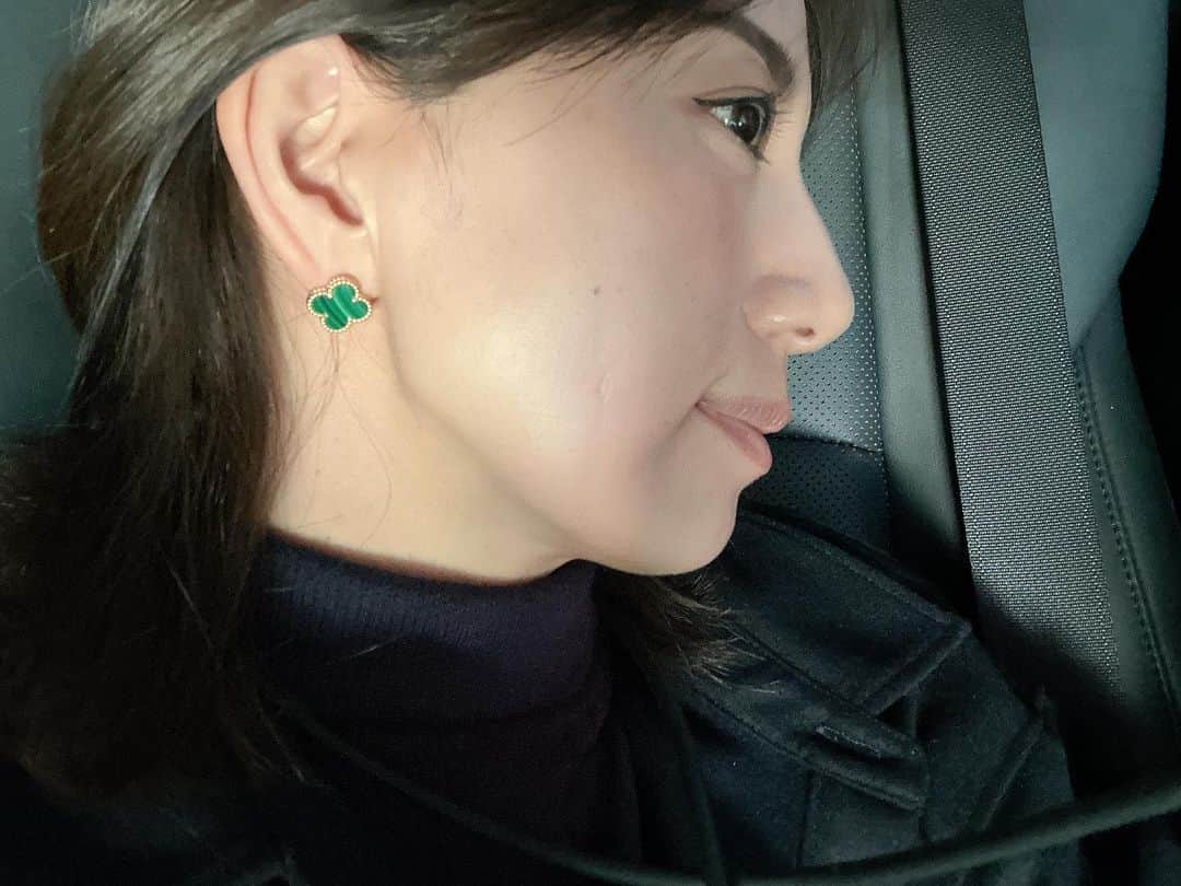 のインスタグラム：「もう3年くらい無くしたと思っていたピアスが出てきて今年イチ驚いた🫢 無くしたんじゃなくて、買ったのが夢だったのかなって思ったので、お店に、私このピアス持ってますか？って電話して聞いたら購入履歴ありますって言われて😂夢じゃなかったんだと、そして先日突然！再会🤝  自分の記憶に自信がないし信用していないのでいつかただの嘘つきになるんじゃないかと不安なので、違ったこと言ってたら教えてください😂  大切にアクセの居場所を決めて管理します🥹🫶」