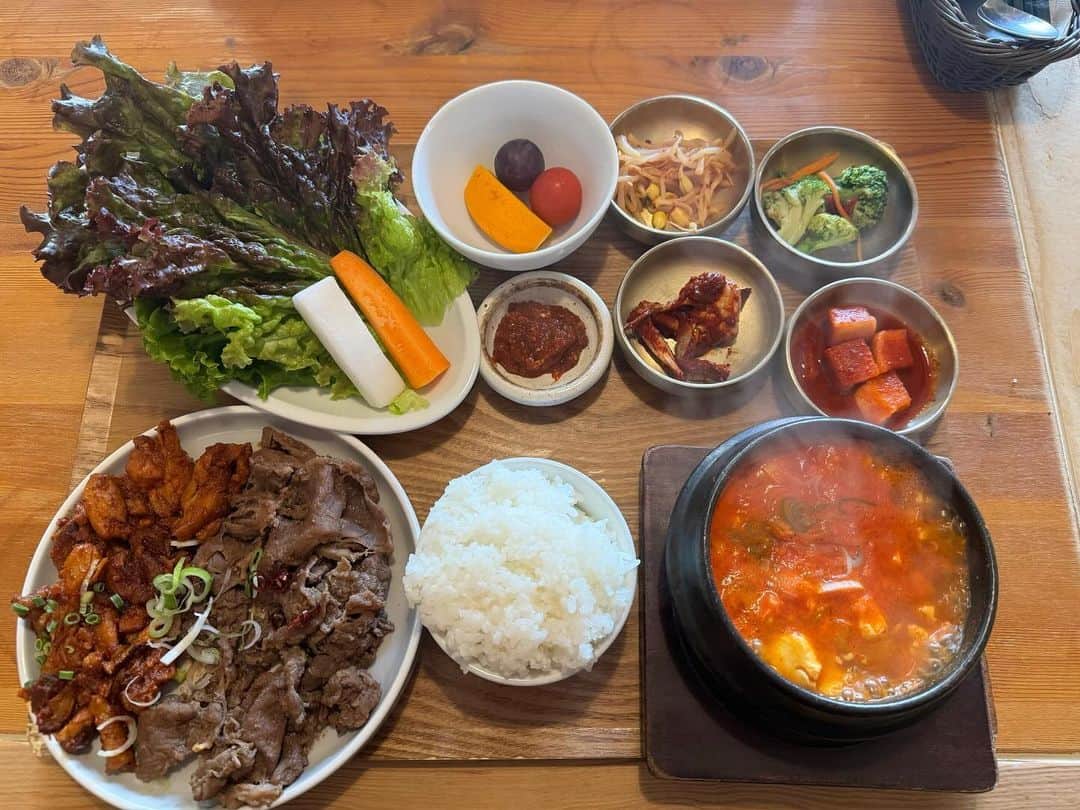 蒼乃夕妃のインスタグラム：「また行っちゃったよ、新大久保🍽️🍲🧋  だって美味しいんだもん😋 行く度に色んなもの見てたら、今更韓国コスメにハマり始める中河内家😝 気が付けば、基礎化粧品とか、メイク用品、バス用品まで韓国コスメに変わってきた😂 また使ってるもの載せていきますね😊 そしておススメあったら教えてね✨  #新大久保グルメ #韓国グルメ #韓国コスメ」