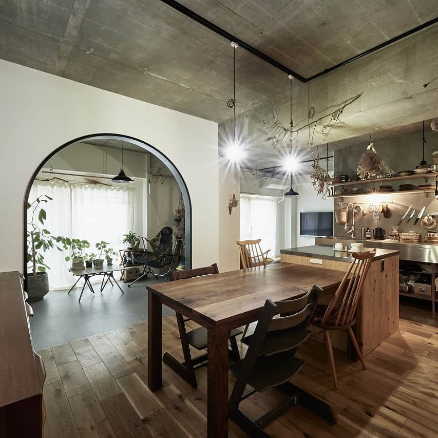 家づくりの本ふくおか・さがさんのインスタグラム写真 - (家づくりの本ふくおか・さがInstagram)「.  家族の「好き」がつまった 個性豊かな一体空間 －－－－－－－－－－ タカノホーム @takanohome －－－－－－－－－－  マンションリノベならではの躯体現しの天井、大きなアーチの壁、ラーチ合板を使った建具など、デザインセンスがひかるポイントが詰まった個性的な住まい。  飾って見せる使い勝手の良いキッチンには、キッチンに合わせて造作したステンレスの天板がポイントの作業台が。プレイルームはブラックで引き締めたR下がり壁と塩ビタイルで雰囲気を切り替え、ガラス戸の室内窓が開放感と採光を確保。床の真鍮の見切りも一役かっている。  デッドスペースを極力つくらないよう吟味し、回遊性も持たせた間取りは動線もスムーズ。  スタイリッシュなのに、ほっとする。 日々の、愛着が深まる暮らしぶりが伝わる充実の住まい。  －－－－－－－－－－－－－－－－－－－－ 詳しくは現在販売中の 【家づくりの本 ふくおか・さが 2023夏号 No.60】でご覧ください。 　 【ご購入はこちらから】 https://fukunavi.stores.jp/items/64a245946cb14b002b73ceb2 －－－－－－－－－－－－－－－－－－－－ 　 ■takano home 株式会社 タカノホーム 福岡市南区屋形原1-36-20 [☏]　0120-566-383 [HP] http://www.takanohome.co.jp  //////////////////////// 　 【家づくりの本】 → @iedukuri.fukuoka  　 【フクオカリノベ】 → @fukuoka_renovation  　 　 #家づくりの本 #シティ情報ふくおか  #フクオカリノベ #マイホーム #暮らしを楽しむ  #家づくり  #福岡  #福岡家づくり  #家づくりのヒント #暮らしのヒント  #かっこいい家 #お洒落な家  #インテリア #インテリアデザイン  #住まい #暮らし #家 #住まいづくり  #マンションリノベーション　#マンションリノベ #リノベーション事例 #暮らしを楽しむ #住宅 #福岡家づくり #タカノホーム　#takanohome」10月20日 14時53分 - iedukuri.fukuoka