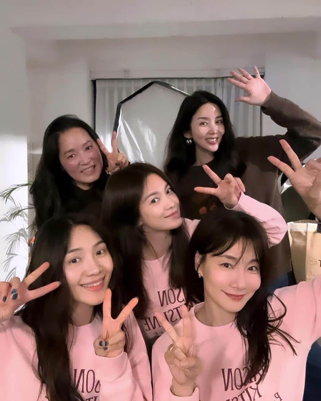 パク・ソルミのインスタグラム：「OH YEAH~🌿   @jeniejang  @kyo1122  @hyojoo.p  @lunadelizia   달콤했어!!! 🍭🍭🍭  -솔미네스튜디오-」