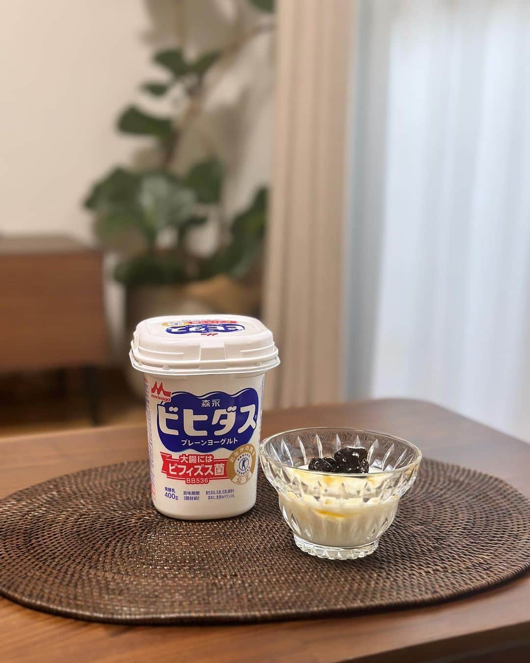 安堂サオリのインスタグラム：「ビフィズス菌入りのビヒダスヨーグルトで腸活を始めて約2カ月。 ビヒダスヨーグルトを食べるのがすっかり習慣に。  自宅で食べる時は写真の大きいサイズを選んで、 出張先ではコンビニで小さいサイズを手に入れています。  ビフィズス菌がつくる「酢酸」が腸内の悪玉菌をやっつけて、腸内環境を整えてくれるそう。  そのおかげか、少しずつ肌寒い日も増えて秋を感じるようになってきましたが、なんだかとても調子が良いです。 これが腸が整うってことなのかなと。  ということで。 引き続き、未来の自分・家族への健康投資として、 意識的にビフィズス菌入りヨーグルトを選びたいなと思っています。  @39_editors #PR  #ビフィズス菌 #ビヒダス #ヨーグルト選びをアップデート #森永乳業 #健康投資」