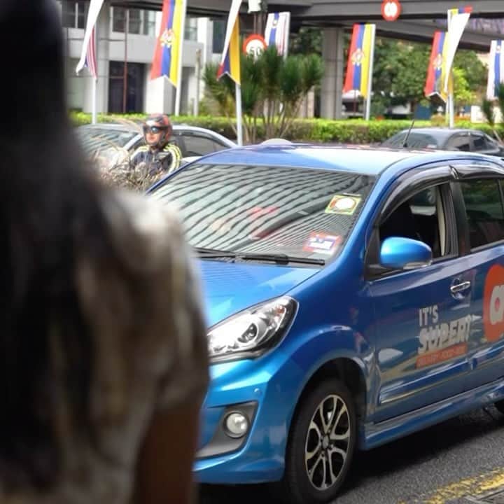 エアアジアのインスタグラム：「The weekend is here! It's time to go out and explore around town🚘  Don't forget to use promo code [MOVEMY] to get RM 3 OFF x 2 rides when you book a ride on the airasia Superapp 📲💚  Follow us for lower faressss 😉  #airasiasuperapp #onestoptravelsuperapp #airasiaride」