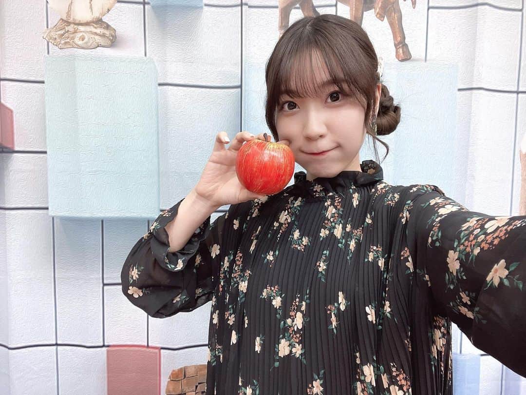 安齋由香里のインスタグラム：「2023/10/20 #実りのある話 の自撮り🍎 髪型も可愛くして頂きました〜！  誰かと色んなお話ができるのすごく楽しくて こういうのもっと〜〜！となりました。 会話に飢えているらしいです。  この日お昼にスタバとラーメン食べて、 夜にご飯3杯も食べちゃってすごい食欲旺盛な日でした。 そろそろ運動再開して気をつけようと思います！ が、ご飯はとっても美味しいです！食欲の秋ですね〜。」