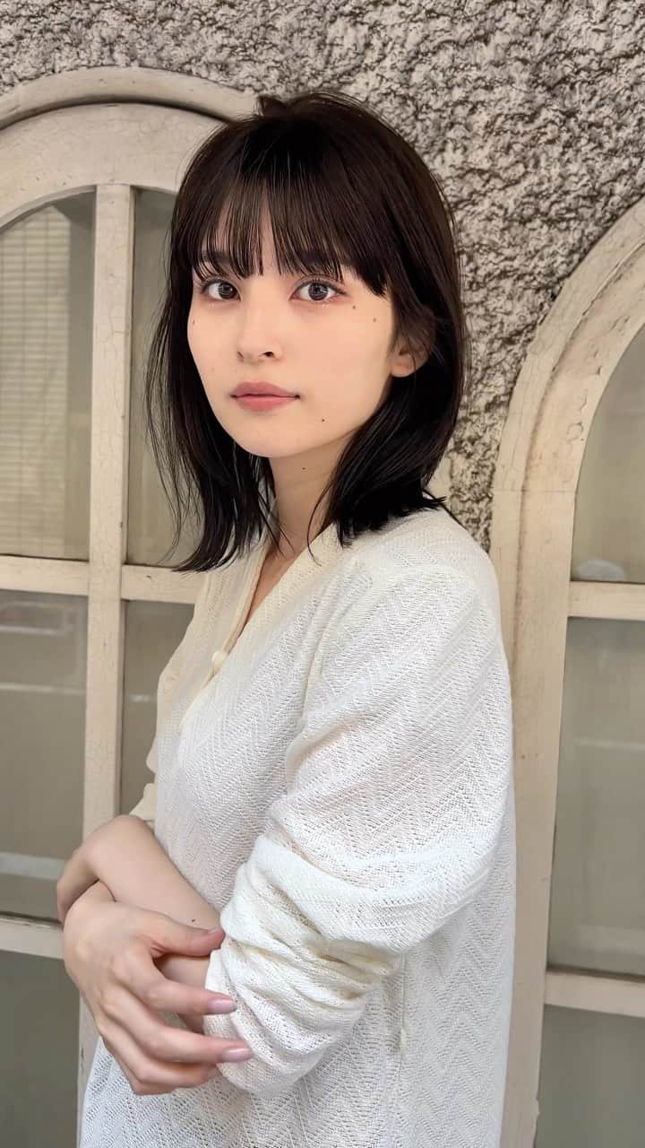 兼井遼のインスタグラム：「オリーブグレージュ＊  柔らかくほつれるヘア😌  ツヤのある 暗くても透明のある カラーならお任せください☺️  10月のご予約も まだまだお取りできます🙇🏻  ご質問などは コメントにてお問い合わせください！😌  #ケアカラー  #ヘアアレンジ  #ケアダブルカラー  #巻き方  #髪質改善カラー  #イルミナカラー  #ミルクティーベージュ #グレージュ  #ケアブリーチ  #ハイライトカラー  #ハイトーンカラー  #ブリーチ  #ダブルカラー   #インナーカラー  #オリーブアッシュ  #グラデーションカラー  #グレージュカラー  #ツヤトーン  #パーマ  #艶髪  #外国人風  #髪質改善トリートメント  #くびれヘア  #シースルーバング  #髪質改善  #ラベンダーグレージュ  #オリーブグレージュ  #トリートメント  #ヘアアクセサリー　#インナーハイライト」