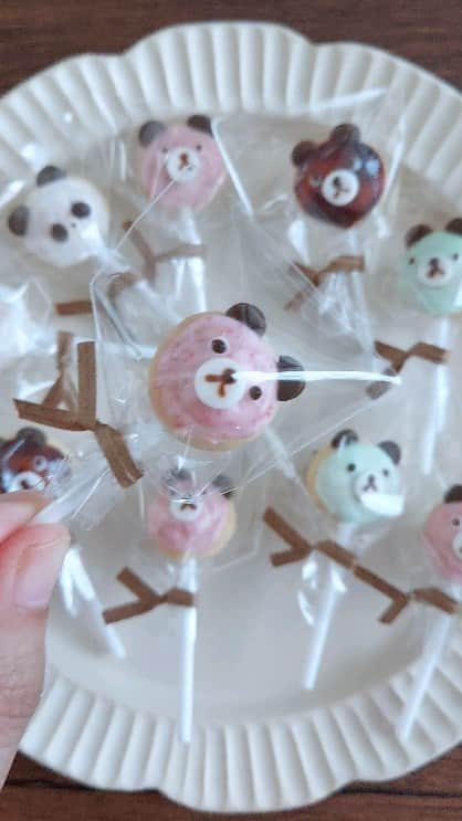 カリーノぱんのインスタグラム：「くまチョコ、ぱんだチョコ ロリポップブローチ(マグネット)完成～🐻🐼🍞  くまチョコは、チョコ・ミント・ストロベリーの３種類あります🍫🌱🍓💕  イベント予定↓  10/28 世田谷パン祭り(世田谷公園)  11/4　ヨコハマハンドメイドマルシェ(パシフィコ横浜)　ブース・B-78  11/11 デザインフェスタ(東京ビッグサイト) ブース・南館４階 P-359  委託販売　  10/27～　ミニチュアベーカリーの世界展 (TODAYS GALLERY STUDIO. 〒111-0053 台東区 浅草橋5-27-6 5F)  #カリーノぱん #ミンネ #minne #ミニチュア #ミニチュアパン #パン #miniture #bread #ブローチ #マグネット #パン雑貨 #パンブローチ #フェイクフード #トースト #動物パン #ヨコハマハンドメイドマルシェ #世田谷パン祭り #デザインフェスタ58 #ミニチュアベーカリーの世界展 #ロリポップ #Lollipop」