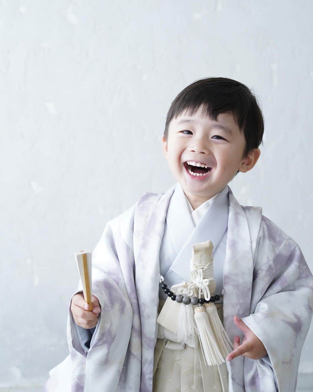 滝川りおのインスタグラム：「とってもいい笑顔(˶'ᵕ'˶ )‪︎  #3歳 #3歳男の子 #七五三 #七五三撮影 #スタジオ撮影 #撮影 #袴」