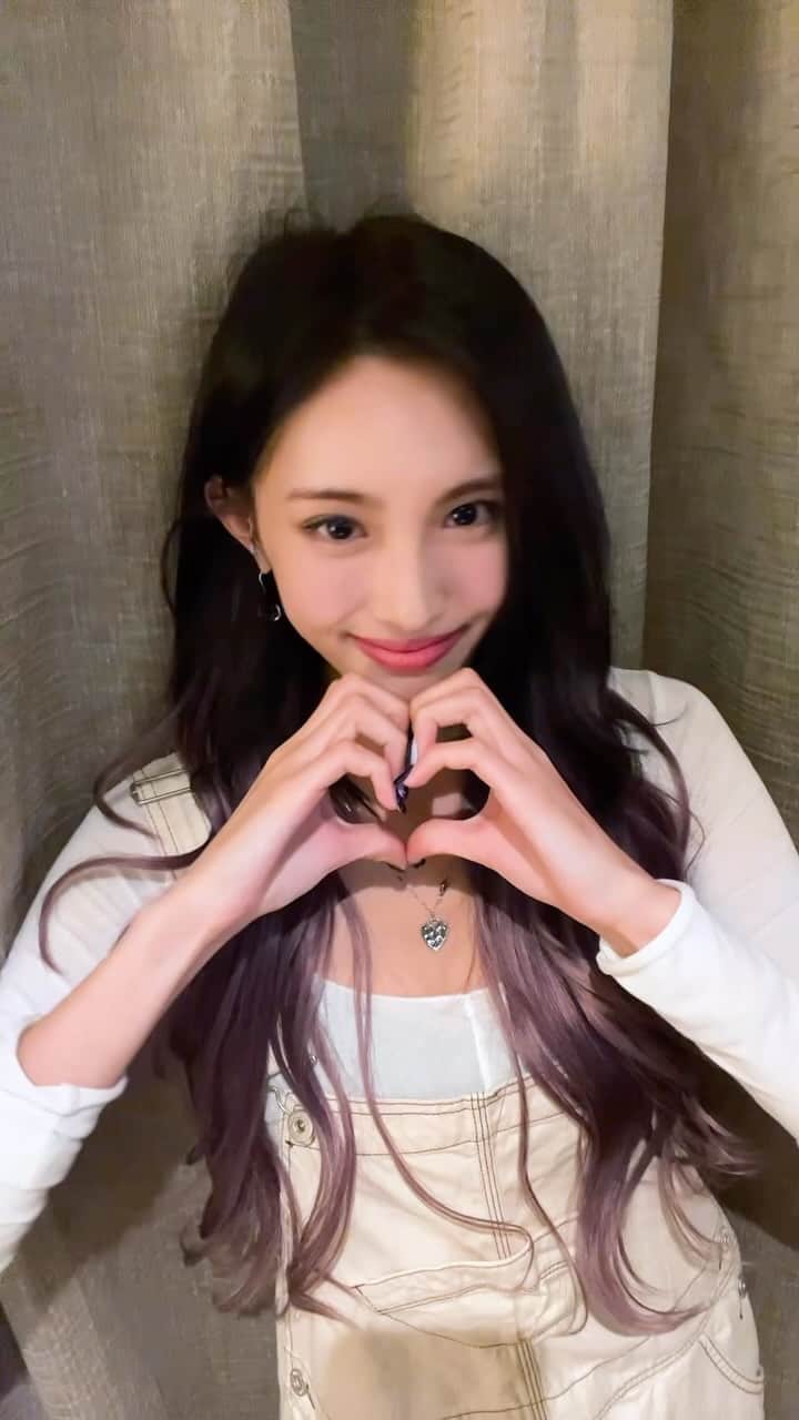 EVERGLOWのインスタグラム：「샤를 좋아하게 돼버렸어요🖤✨ #EVERGLOW #에버글로우 #아샤 #AISHA #babyyou #ALL_MY_GIRLS_IN_US  ⬇⬇⬇  Tickets : bit.ly/3E2Zevw Meet & Greet : mmt.fans/bnuY」