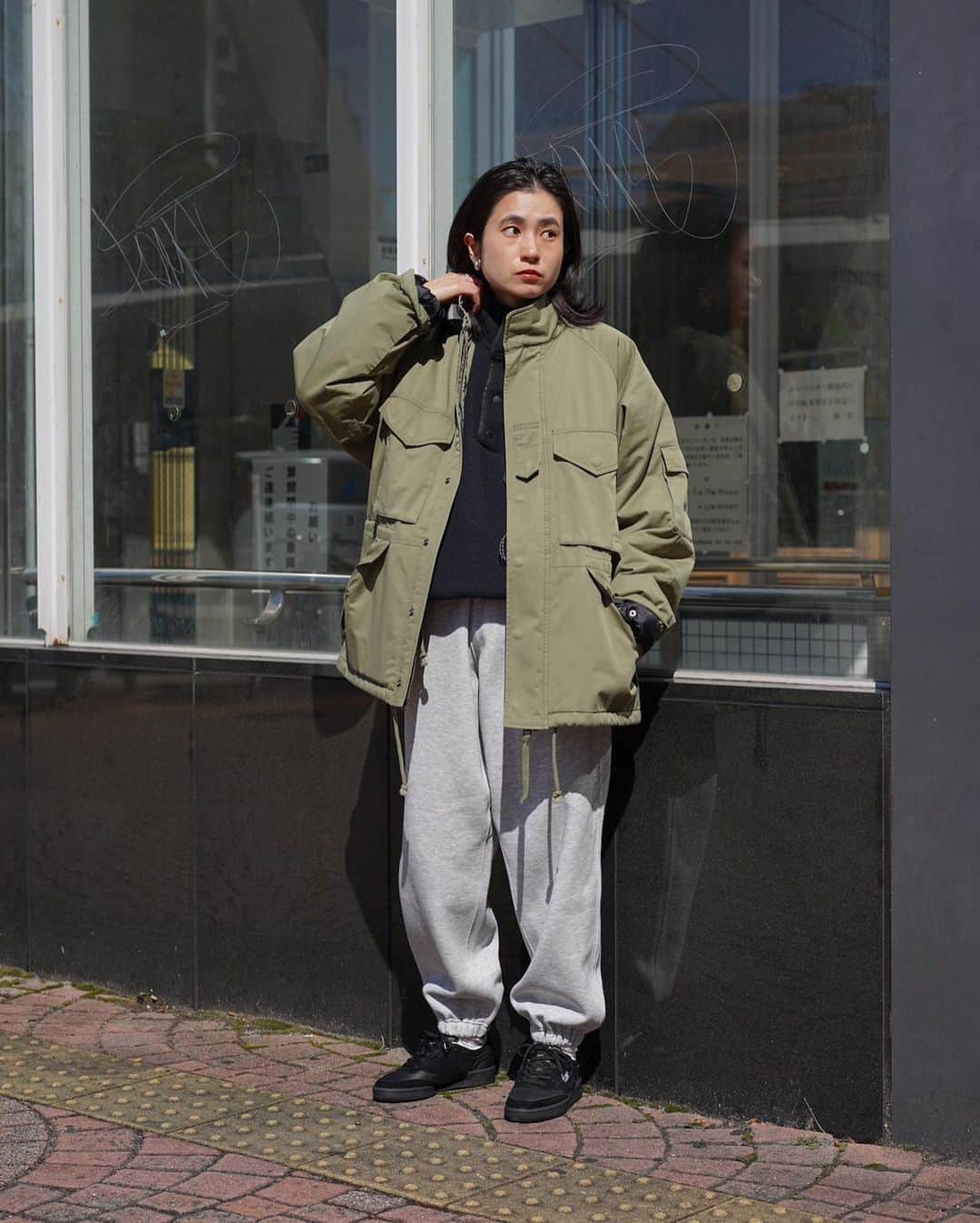 のインスタグラム：「明日2023年10月21日(土)にReebokと1LDKがコラボレーションしたCLUB C 85 VINTAGEを発売します。  三回目となるReebokと1LDKのコラボレーション。 今回はCLUB Cのオリジナルといわれるヴィンテージモデルです。  アッパーはブラックで統一し、フルグレインレザーとヌバックの切り替え。 ライニングはホワイトのシンセティックレザーで足入れを良くしています。 インソールには1LDKのアイコンであるグラフィックを全面にプリント。 ウィンドウには1LDKのロゴ刺繍。 替え紐としてホワイトシューレースが付属します。  〈 Reebok × 1LDK 〉 “CLUB C 85 VINTAGE” COL: BLACK SIZE: 22.5cm〜30cm / US3.5〜US12 ¥15,400 TAX IN  取扱店舗 1LDK ( @1ldk_nakameguro ) 1LDK apartments. ( @1ldk_apartments ) 1LDK AOYAMA ( @1ldk_aoyama ) 1LDK kyoto ( @1ldk_kyoto ) 1LDK annex ( @1ldk_annex ) 1LDK ONLINE STORE ＊上記全店10:00発売開始となります。  ◯販売における注意事項 ・実店舗・オンラインともに先着販売となります。 ・転売目的のご購入はお断りいたします。 ・発売日の混雑状況によっては整理券を配布する場合がございます。 ・各実店舗の販売方法及び、ルールは当日の状況により変更する可能性がございます。その際は各店舗スタッフの指示に従っていただくようお願いいたします。 ・電話やDMでの通販対応はできかねます。解禁の際は各店SNSにてお知らせします。 ・販売数や各店の入荷数などのお問い合わせにはお答えできません。ご了承ください。 ・オンラインサイトでの販売規則に関しては、本商品の商品ページを参照ください。  For overseas  This is the third collaboration between Reebok and 1LDK. We have made a special order for a vintage model of CLUB C.  The upper is black, with a switch between full-grain leather and nubuck. The lining is white synthetic leather for a comfortable fit. 1LDK’s iconic graphic is printed all over the insole. 1LDK logo embroidery on the window. White shoelaces are included as replacement laces.  Available on October 21st at 10:00am JST.  #1ldk_reebok #reebok @reebokjp #reebokclubc85 #1ldk #1ldknakameguro #1ldkapartments #1ldkaoyama #1ldkkyoto  #1ldkannex  #1ldkshopofficial」