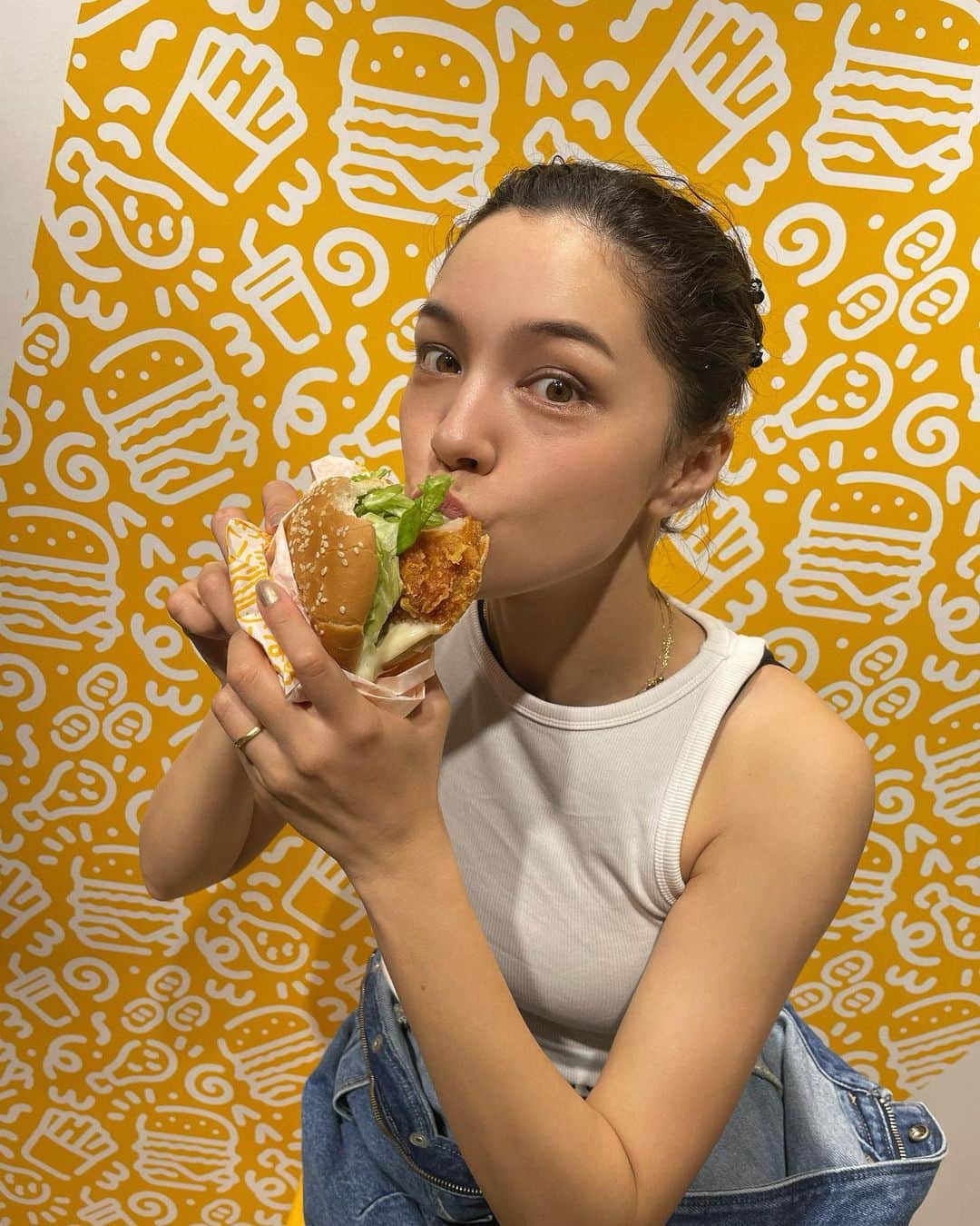 ステファニーさんのインスタグラム写真 - (ステファニーInstagram)「🍔🍗🍟❤️ 今日から11/19日まで渋谷POPUPをしている @momstouch.jp に、昨日一足先に行ってきたよ！！  韓国発No.1バーガー・チキンブランドらしいんだけど、 出来立てがサクサクでジューシー、そしてフワフワで とても美味しかった！！ オーダーを受けてから調理するという品質にこだわっているからなんだって♡。  ちなみに、人気のバーガーなので予約をすると スムーズだからオススメです！ https://coubic.com/momstouch-japan  #love #yummy #hamburger @momstouch.jp #momstouch #マムズタッチ  コメントを追加...」10月20日 15時04分 - steph_0928_