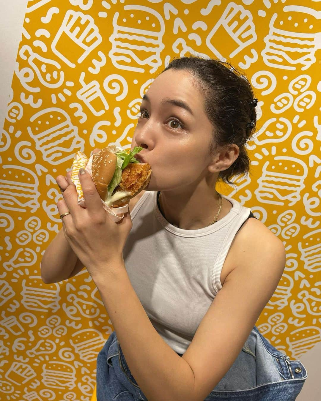 ステファニーさんのインスタグラム写真 - (ステファニーInstagram)「🍔🍗🍟❤️ 今日から11/19日まで渋谷POPUPをしている @momstouch.jp に、昨日一足先に行ってきたよ！！  韓国発No.1バーガー・チキンブランドらしいんだけど、 出来立てがサクサクでジューシー、そしてフワフワで とても美味しかった！！ オーダーを受けてから調理するという品質にこだわっているからなんだって♡。  ちなみに、人気のバーガーなので予約をすると スムーズだからオススメです！ https://coubic.com/momstouch-japan  #love #yummy #hamburger @momstouch.jp #momstouch #マムズタッチ  コメントを追加...」10月20日 15時04分 - steph_0928_