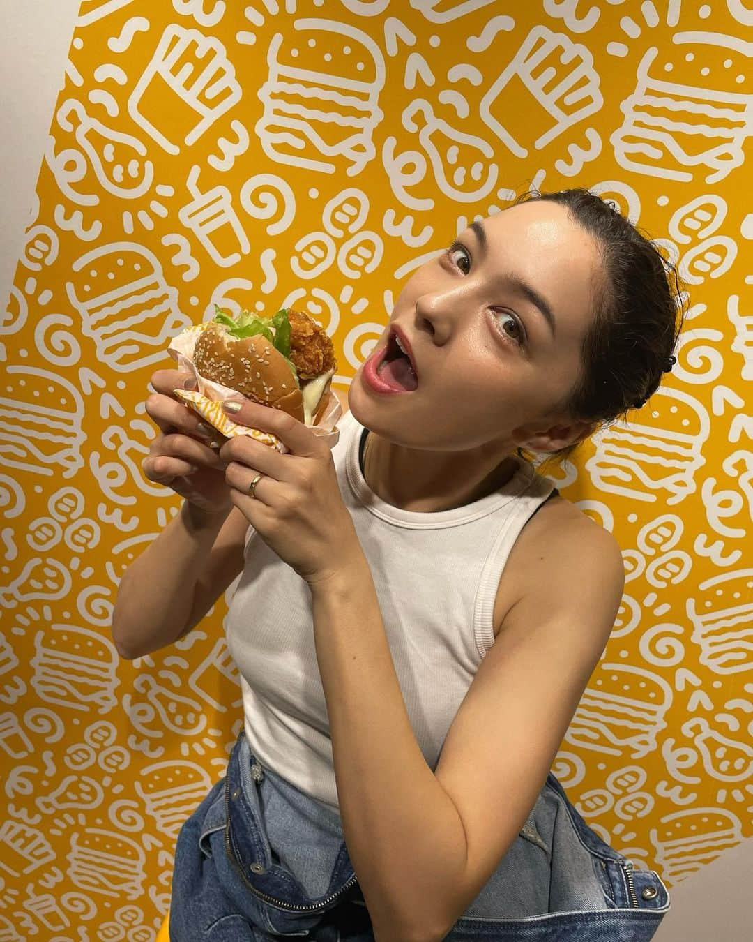 ステファニーのインスタグラム：「🍔🍗🍟❤️ 今日から11/19日まで渋谷POPUPをしている @momstouch.jp に、昨日一足先に行ってきたよ！！  韓国発No.1バーガー・チキンブランドらしいんだけど、 出来立てがサクサクでジューシー、そしてフワフワで とても美味しかった！！ オーダーを受けてから調理するという品質にこだわっているからなんだって♡。  ちなみに、人気のバーガーなので予約をすると スムーズだからオススメです！ https://coubic.com/momstouch-japan  #love #yummy #hamburger @momstouch.jp #momstouch #マムズタッチ  コメントを追加...」