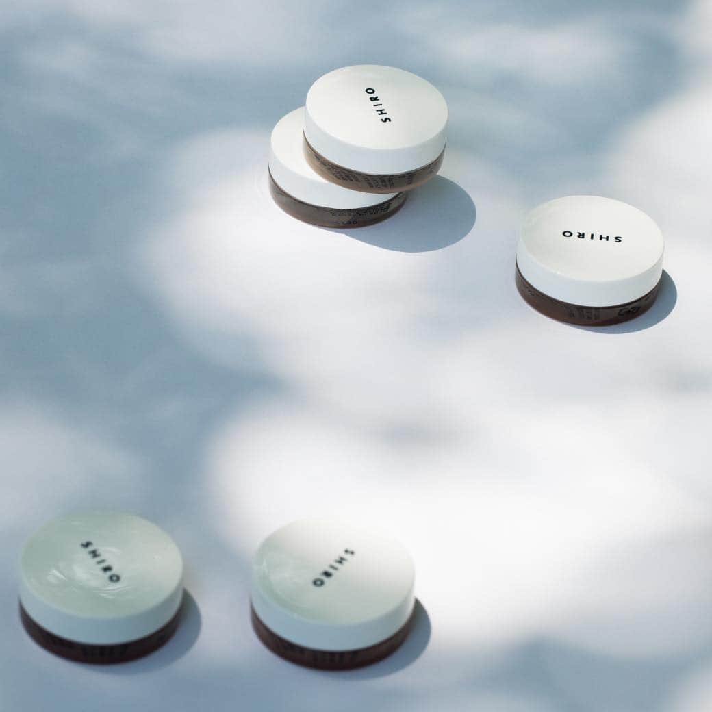 のインスタグラム：「高いカバー力と保湿力を兼ね備えた『タピオカコンシーラー』。 空気の乾燥や花粉などの影響でダメージを受けやすい肌をガードする頼もしいベースメイクです。コンシーラーとしての部分使いはもちろん、顔全体に広げても重くならず、ピタッと肌に密着して自然な仕上がりに。コロンとした可愛らしいフォルムの容器は、持ち運びに便利で外出先でのメイク直しにも重宝します。  湿度が大きく変動する季節の変わり目は、ベースメイクの見直しの時期でもあります。 『タピオカコンシーラー』を取り入れて、崩れ知らずの秋メイクを思い切りお楽しみください。  #SHIRO #SHIROmakeup #タピオカコンシーラー」