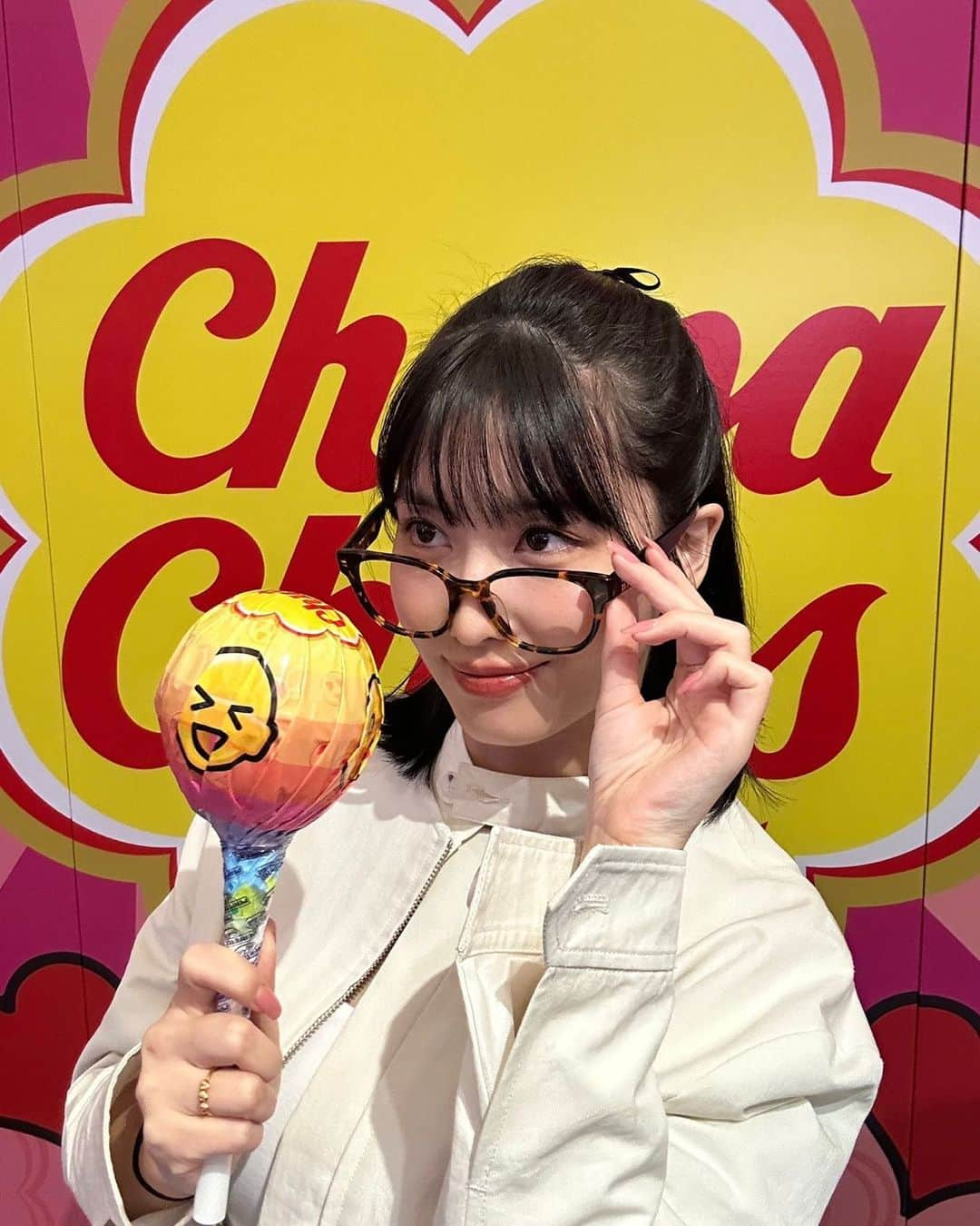 TWICEのインスタグラム：「TWICE X Chupa Chups🍭  달달함이 두 배! #모모 & #츄파춥스 캔디 Who’s sweeter? #MOMO or Chupa Chups Candy?🍬   @chupachupskorea 포토존 이벤트 확인하기  👉 https://www.instagram.com/p/CyhVyTRpFyN/  #트와이스 #TWICE #ChupaChups #츄파춥스 #TWICE_8TH_ANNIVERSARY #TWICExChupaChupsPhotoZone」