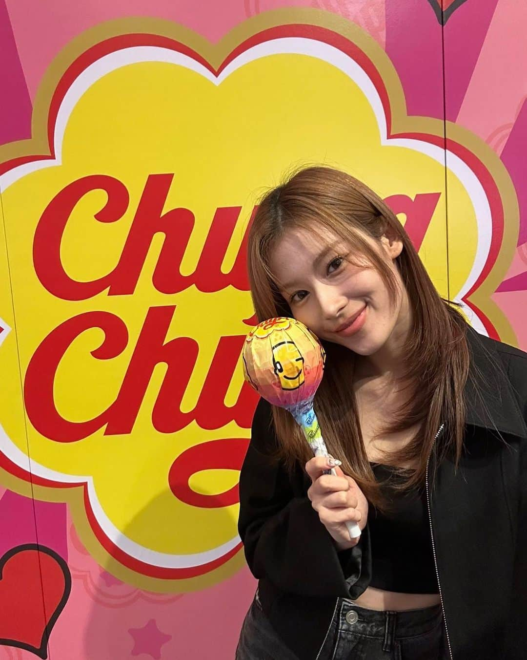 TWICEのインスタグラム：「TWICE X Chupa Chups🍭  달달함이 두 배! #사나 & #츄파춥스 캔디 Who’s sweeter? #SANA or Chupa Chups Candy?🍬   @chupachupskorea 포토존 이벤트 확인하기  👉 https://www.instagram.com/p/CyhVyTRpFyN/  #트와이스 #TWICE #ChupaChups #츄파춥스 #TWICE_8TH_ANNIVERSARY #TWICExChupaChupsPhotoZone」