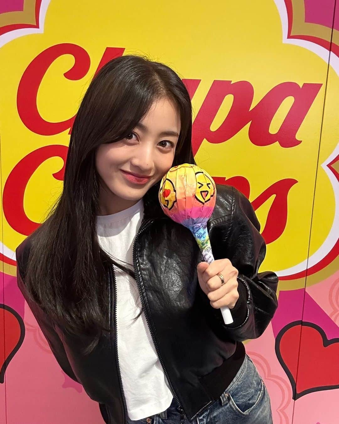 TWICEのインスタグラム：「TWICE X Chupa Chups🍭  달달함이 두 배! #지효 & #츄파춥스 캔디 Who’s sweeter? #JIHYO or Chupa Chups Candy?🍬   @chupachupskorea 포토존 이벤트 확인하기  👉 https://www.instagram.com/p/CyhVyTRpFyN/  #트와이스 #TWICE #ChupaChups #츄파춥스 #TWICE_8TH_ANNIVERSARY #TWICExChupaChupsPhotoZone」