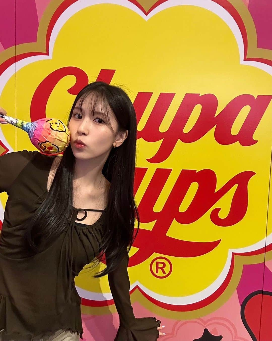 TWICEのインスタグラム：「TWICE X Chupa Chups🍭  달달함이 두 배! #미나 & #츄파춥스 캔디 Who’s sweeter? #MINA or Chupa Chups Candy?🍬   @chupachupskorea 포토존 이벤트 확인하기  👉 https://www.instagram.com/p/CyhVyTRpFyN/  #트와이스 #TWICE #ChupaChups #츄파춥스 #TWICE_8TH_ANNIVERSARY #TWICExChupaChupsPhotoZone」