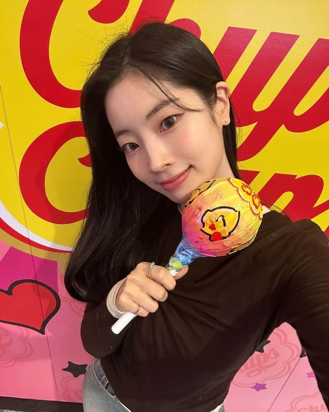 TWICEのインスタグラム：「TWICE X Chupa Chups🍭  달달함이 두 배! #다현 & #츄파춥스 캔디 Who’s sweeter? #DAHYUN or Chupa Chups Candy?🍬   @chupachupskorea 포토존 이벤트 확인하기  👉 https://www.instagram.com/p/CyhVyTRpFyN/  #트와이스 #TWICE #ChupaChups #츄파춥스 #TWICE_8TH_ANNIVERSARY #TWICExChupaChupsPhotoZone」