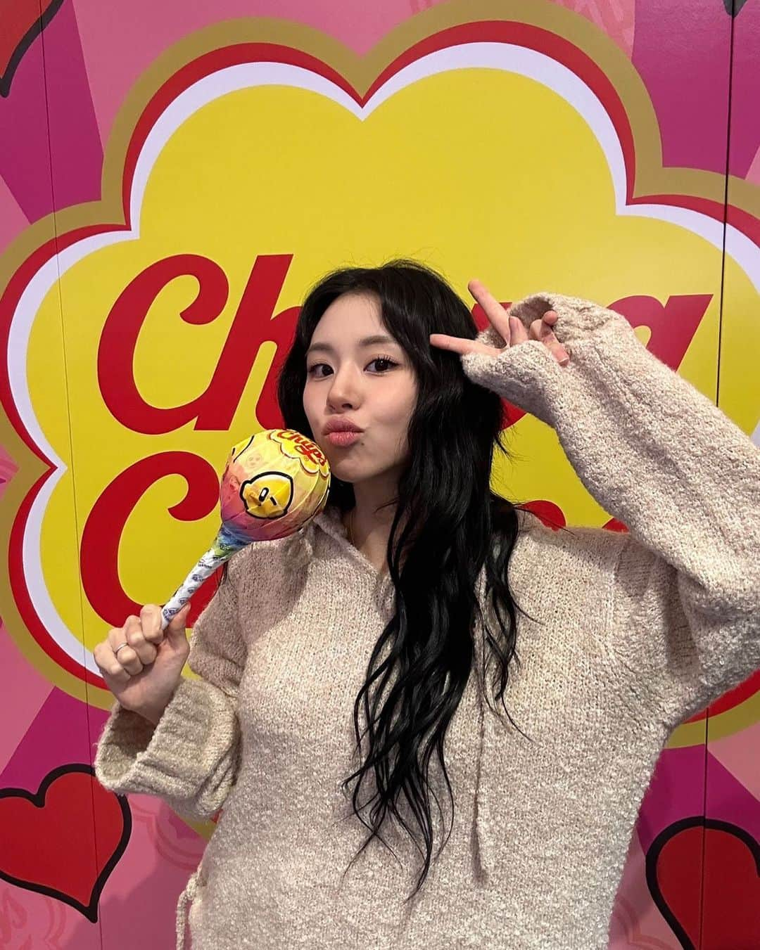 TWICEさんのインスタグラム写真 - (TWICEInstagram)「TWICE X Chupa Chups🍭  달달함이 두 배! #채영 & #츄파춥스 캔디 Who’s sweeter? #CHAEYOUNG or Chupa Chups Candy?🍬   @chupachupskorea 포토존 이벤트 확인하기  👉 https://www.instagram.com/p/CyhVyTRpFyN/  #트와이스 #TWICE #ChupaChups #츄파춥스 #TWICE_8TH_ANNIVERSARY #TWICExChupaChupsPhotoZone」10月20日 15時09分 - twicetagram