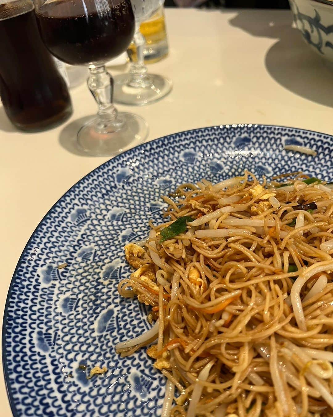 キャシー中島さんのインスタグラム写真 - (キャシー中島Instagram)「ランチはパリに来たら必ず来るお店 オペラ通りをちょっと入ったとこにある。 来来軒！ 洋食に飽きたらここです❤️ 私のおすすめはエビ焼きそば。 もやしがいっぱい入っていて味も良いですよ⭕️ ここの料理はハズレがありません！ リーズナブルなお値段なのでパリに来たら、フランス料理に疲れたらここよ❣️  オデオン通りにあるレースアクセサリーのお店❣️ 最初の頃は小さいお店だったのに今は結構良い場所にあります。 私はここで買ったレースのピアスにちょっとした輝石をつけています。 自分用とお店用に買いました。 お店の前には素敵なカフェがあります。 豪華のものもありますが私にはやっぱりピアスね❤️  ここからさほど遠くない、サンジェルマンデプレに来ました。 ルイビトンのお店、写真だけパチリ❣️ そばにあったディオールが無くなっちゃった！ 2人でぶらぶら❣️ ウィンドウを見てるだけで幸せ😀 マカロンの老舗ラデュレ！ ここも雰囲気が変わりました。 2階のレストランはまだあるのかしら？ それでも新しいお店もどんどん増えています。 それを探すのも楽しみね♪ 今夜はトヨさんのお店でディナーです。 #キャシー中島#来来軒#サンジェルマン#オデオン」10月20日 15時09分 - official_kathynakajima