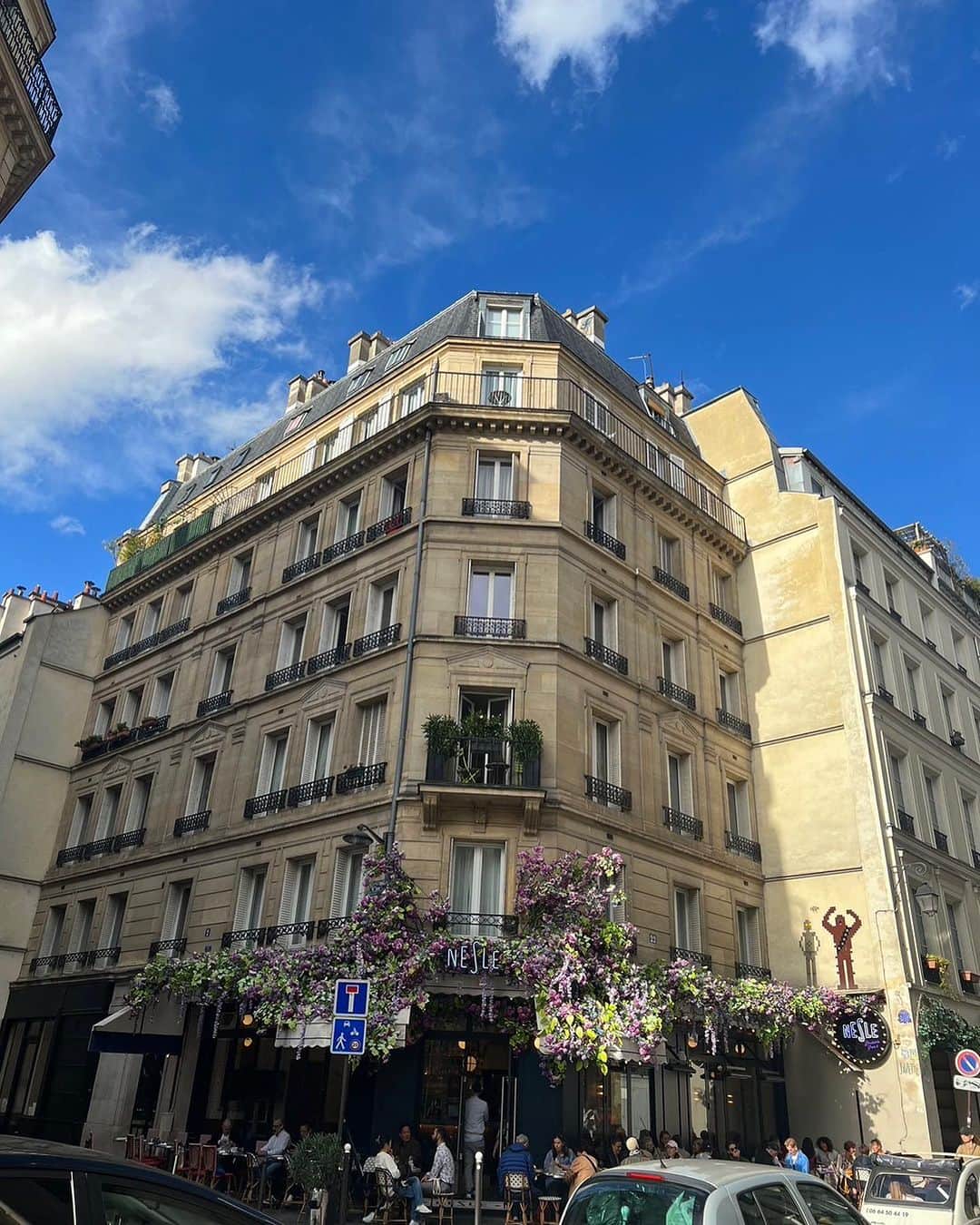キャシー中島さんのインスタグラム写真 - (キャシー中島Instagram)「ランチはパリに来たら必ず来るお店 オペラ通りをちょっと入ったとこにある。 来来軒！ 洋食に飽きたらここです❤️ 私のおすすめはエビ焼きそば。 もやしがいっぱい入っていて味も良いですよ⭕️ ここの料理はハズレがありません！ リーズナブルなお値段なのでパリに来たら、フランス料理に疲れたらここよ❣️  オデオン通りにあるレースアクセサリーのお店❣️ 最初の頃は小さいお店だったのに今は結構良い場所にあります。 私はここで買ったレースのピアスにちょっとした輝石をつけています。 自分用とお店用に買いました。 お店の前には素敵なカフェがあります。 豪華のものもありますが私にはやっぱりピアスね❤️  ここからさほど遠くない、サンジェルマンデプレに来ました。 ルイビトンのお店、写真だけパチリ❣️ そばにあったディオールが無くなっちゃった！ 2人でぶらぶら❣️ ウィンドウを見てるだけで幸せ😀 マカロンの老舗ラデュレ！ ここも雰囲気が変わりました。 2階のレストランはまだあるのかしら？ それでも新しいお店もどんどん増えています。 それを探すのも楽しみね♪ 今夜はトヨさんのお店でディナーです。 #キャシー中島#来来軒#サンジェルマン#オデオン」10月20日 15時09分 - official_kathynakajima