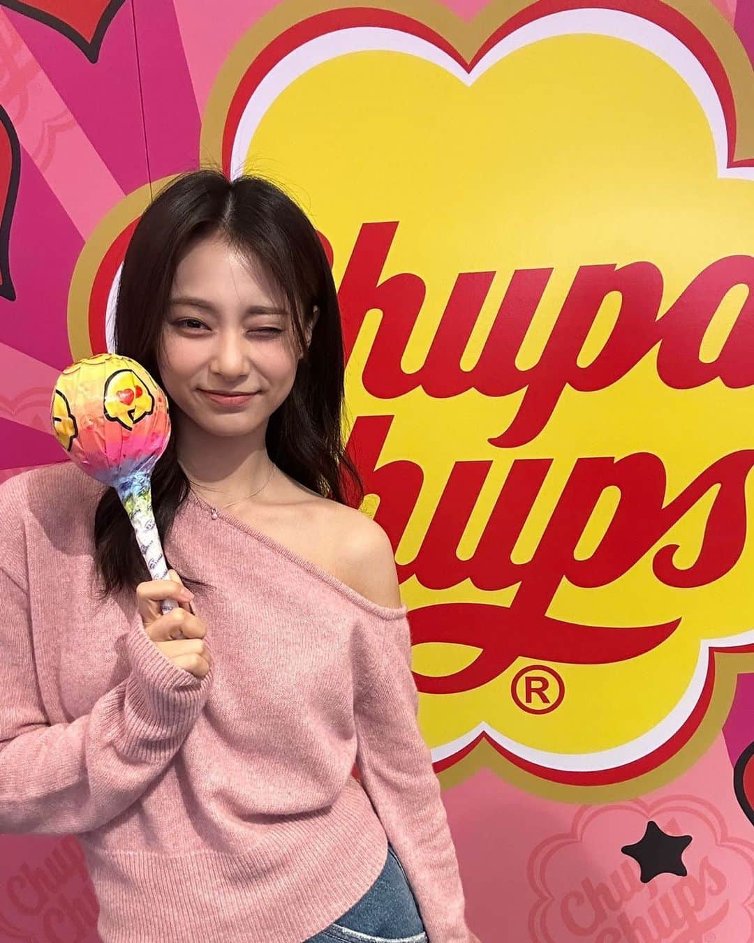 TWICEさんのインスタグラム写真 - (TWICEInstagram)「TWICE X Chupa Chups🍭  달달함이 두 배! #쯔위 & #츄파춥스 캔디 Who’s sweeter? #TZUYU or Chupa Chups Candy?🍬   @chupachupskorea 포토존 이벤트 확인하기  👉 https://www.instagram.com/p/CyhVyTRpFyN/  #트와이스 #TWICE #ChupaChups #츄파춥스 #TWICE_8TH_ANNIVERSARY #TWICExChupaChupsPhotoZone」10月20日 15時09分 - twicetagram