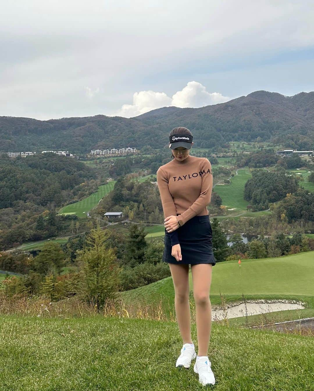 キム・ウンジョンのインスタグラム：「여기가 세이지우드 포토존이라길래🙈 저도 찍어보앗습니다🤎  @taylormadegolf_korea  @taylormadeapparel_kr   #골프 #필드 #골프레슨 #golf #팀테일러메이드 #테일러메이드 #테일러메이드어패럴 #teamtaylormade #아디다스골프 #골프다이제스트 #강남골프레슨 #개인골프레슨 #운동하는여자 #골프치는여자 #인스타골프 #골프스타그램 #일상 #데일리 #좋아요 #골프환자 #골프스윙 #굿샷  #골프패션 #골프스타그램 #운동 #셀피 #프로골퍼 #golf #golfer #ゴルフ #高尔夫球」