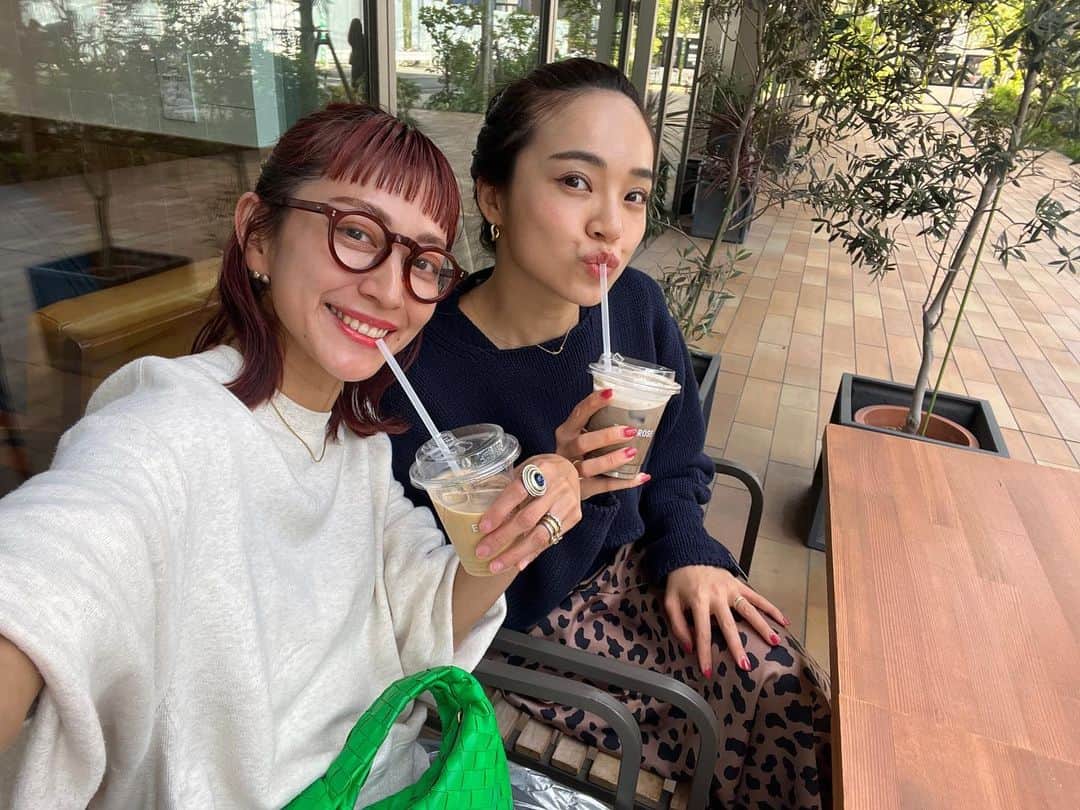 EMILY/BLUEのインスタグラム：「ひたすら 近況報告してゼーハーしながら終わった1日😙 大満足🥳  この時間があるから色々と頑張れる😎  亜美ちゃんいつもありがとう♡ @amiharunaami  来月も楽しもーーーう🇰🇷  #ランチ #ファッション #海のある生活 #海のある暮らし #男の子ママ #女の子ママ #海の見える家 #赤髪 #ミディアムヘア #前髪ぱっつん」
