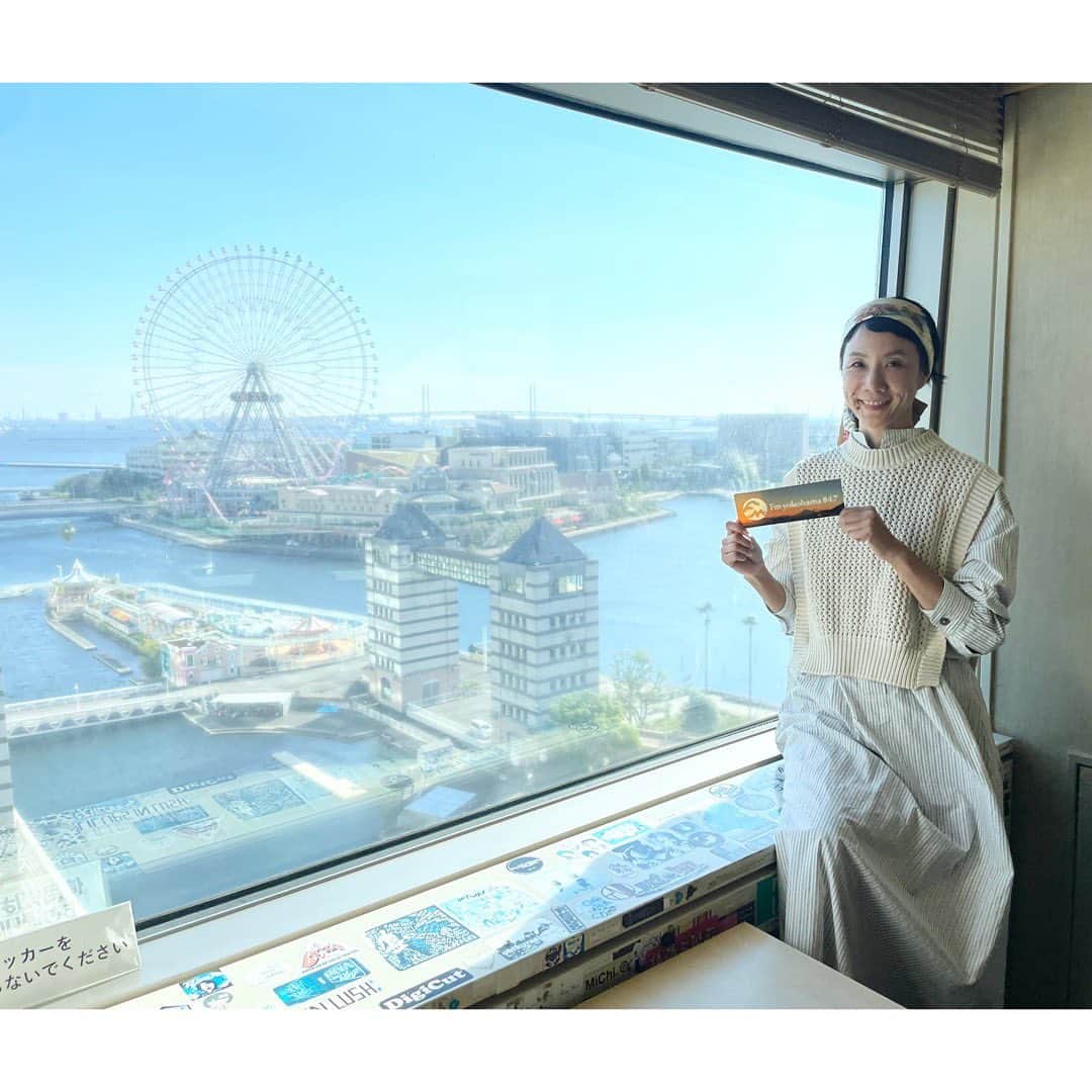 のインスタグラム：「今週のLovely Dayはspecial week❣️プレゼントはエフヨコオリジナルの秋色ステッカーでした😊メッセージもありましたが、この時期は着るものを悩みますよね😕私は最近、薄手のワンピースやシャツにベストを重ねて過ごしてます😃そして、私の秋はやっぱり食欲から😂帰ってきてからスーパーでセール中だった青パパイヤでベトナム風サラダを🇻🇳奈良から届いた無農薬ごぼうを揚げてから甘辛タレで絡めた絶対に美味しい一品を作りました✨あとはお肉焼いて、今夜もCS観ます🫡Have a lovely weekend❤️ #lovelyday847 #fmyokohama #はなの秋ゴハン」