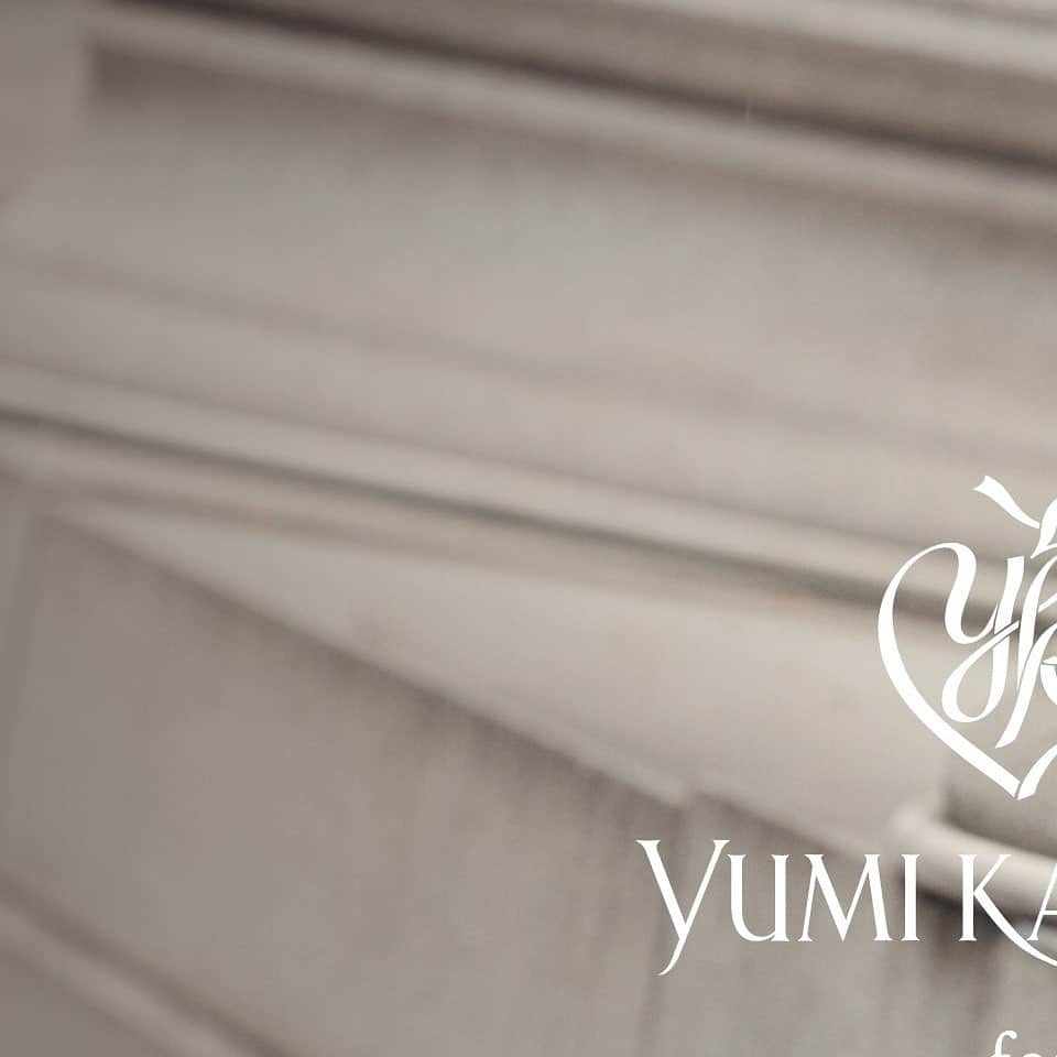 celford_officialのインスタグラム：「【Yumi Katsura for CELFORD】 ⁡ 「進化し続ける大人のオケージョンドレス」 ⁡ 優美な女性らしさを際立たせる フィット&フレアのワンピース。 ⁡ ユミカツラ ウエディングコレクションから 用いた立体的なリボンディテールが 顔まわりを華やかに演出します。 ⁡ アシンメトリーなネックライン、透け感のある オーガンジーの足元などクラシカルな中にも 現代的なエッセンスが感じられます。 ⁡ 【Yumi Katsura for CELFORD】 アシンメトリーリボンドレス ¥28,600  ⁡ トゥインクルチュールケープ ¥20,900 ⁡ 数量限定のため、どうぞお早めに。 ⁡ ⁡ #CELFORDAW23 #celford #セルフォード」