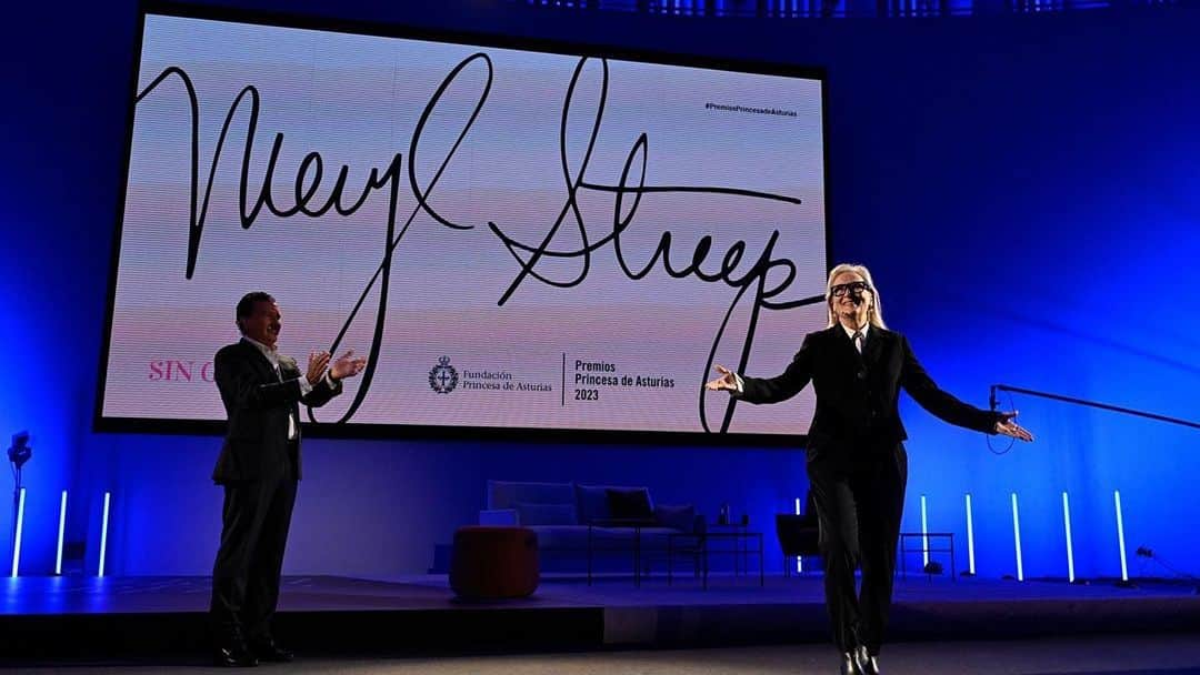 アントニオ・バンデラスのインスタグラム：「Resumen de un encuentro de Meryl Streep con el público en Oviedo y “sin guión”  #Repost @fundacionprincesadeasturias ・・・ Encuentro con Meryl Streep “Sin guion”.  Meryl Streep mantiene un encuentro con el público en el que conversa con @antoniobanderas sobre la profesión y su experiencia y trayectoria artística. El acto es presentado por Sandra Rotondo, miembro del jurado del Premio Princesa de Asturias de las Artes, e incluye una selección de preguntas que los asistentes han planteado a la intérprete.  ©FPA | Iván Martínez  ©FPA | Yeray Menéndez   #PremiosPrincesadeAsturias #PrincessofAsturiasAwards #FundaciónPrincesadeAsturias #MerylStreep #Meryl #cine #cinema #musical #actriz #actress #arte #art #artist #cultura #culture #Asturias #España #Spain #Premios #Awards」