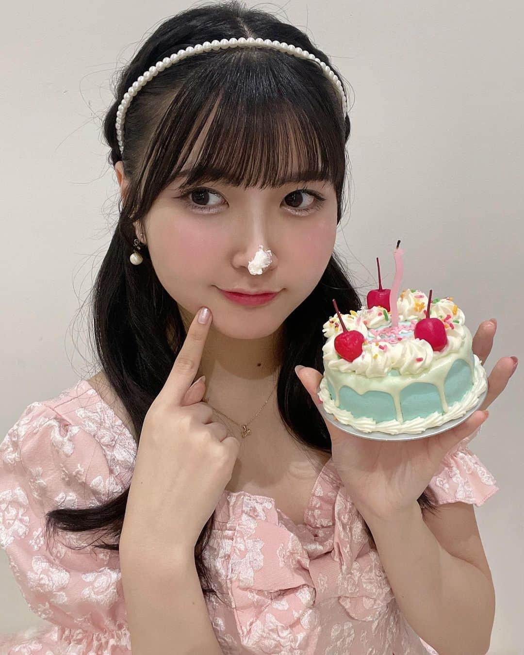 岡村美波さんのインスタグラム写真 - (岡村美波Instagram)「♡  19歳になりました🎂💓  いつも見守っていてくれてありがとう💓  19歳の目標は、プリンセスのように強くやさしく愛がいっぱいな人になること✨💓  いつもたくさんの“好き”をくれるみんなに、みいみもいっぱいお返ししていきたいです🫶  これからも本物のアイドル目指して 一生懸命頑張りますっ💓💓💓  #お誕生日 #19歳  #いつもありがとう #だいすき  #beyooooonds #雨ノ森川海  #岡村美波 #みいみ」10月20日 15時29分 - minami_okamura.official