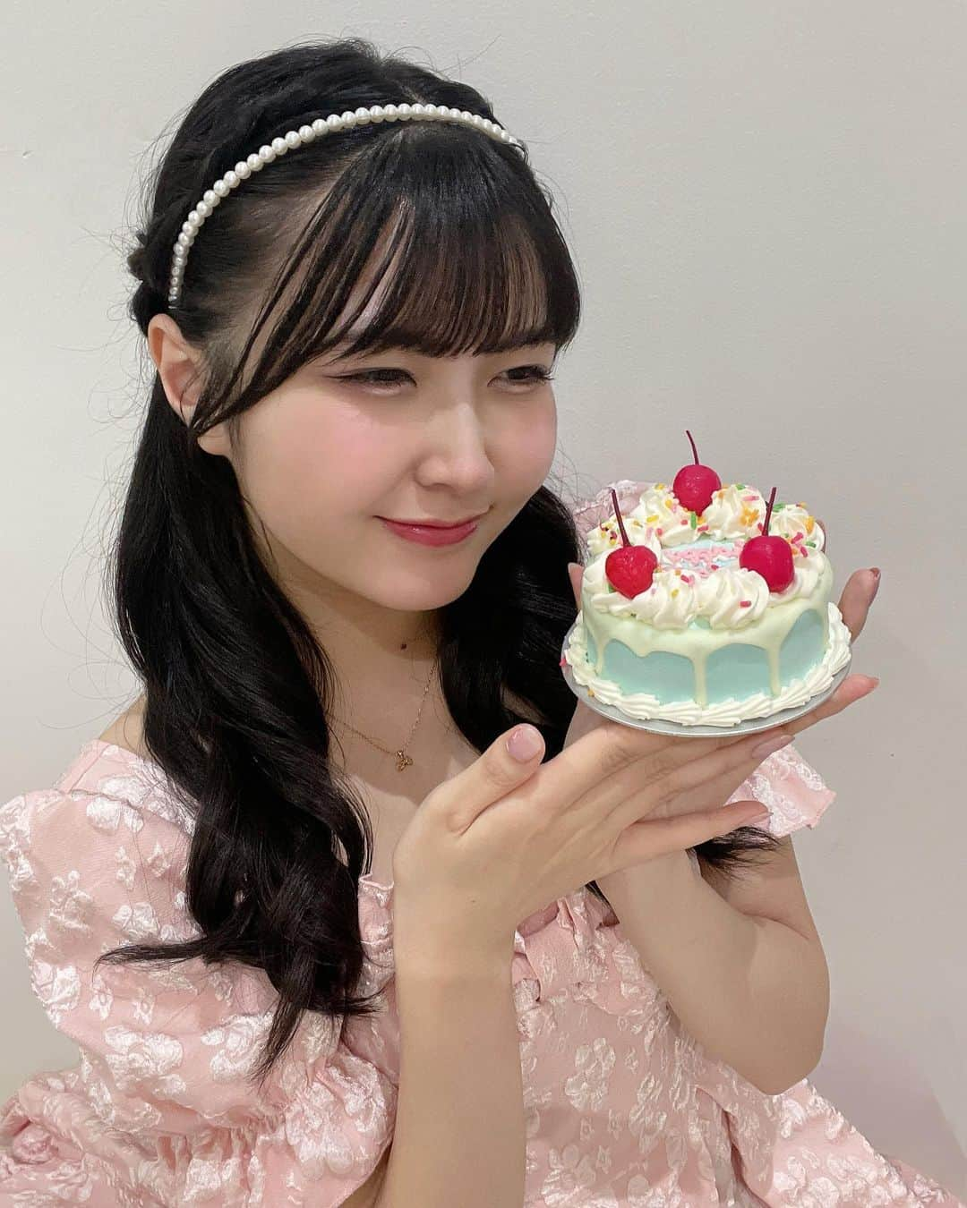 岡村美波さんのインスタグラム写真 - (岡村美波Instagram)「♡  19歳になりました🎂💓  いつも見守っていてくれてありがとう💓  19歳の目標は、プリンセスのように強くやさしく愛がいっぱいな人になること✨💓  いつもたくさんの“好き”をくれるみんなに、みいみもいっぱいお返ししていきたいです🫶  これからも本物のアイドル目指して 一生懸命頑張りますっ💓💓💓  #お誕生日 #19歳  #いつもありがとう #だいすき  #beyooooonds #雨ノ森川海  #岡村美波 #みいみ」10月20日 15時29分 - minami_okamura.official