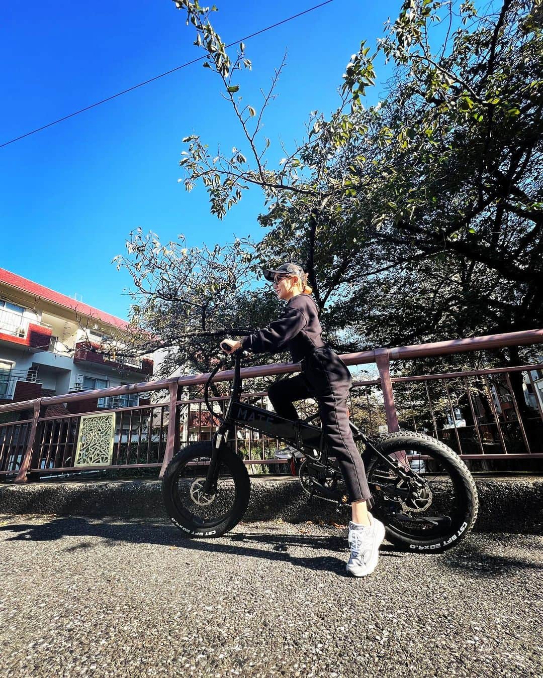 加護亜依のインスタグラム：「あったかくて気持ちいい日でしたね☀️ ライブの打ち合わせしてきたよ！そこのcafeで食べたガトーショコラとお芋ソフトクリームが可愛いかた🤤🩷 (詳細は次回のYouTubeにて配信します！) 普段は甘いスイーツは食べないけど今日はサイクリングしたから良しにします😝  #mybike #mate」