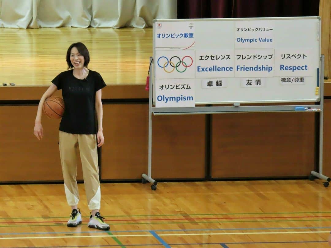 日本オリンピック委員会のインスタグラム：「本日、白山市立白嶺中学校にて、 #バスケットボール の #岡里明美 さんによる #オリンピック教室 を実施いたしました！ ご参加いただいた中学生の皆さん、ありがとうございました！ #TEAMJAPAN #がんばれニッポン」