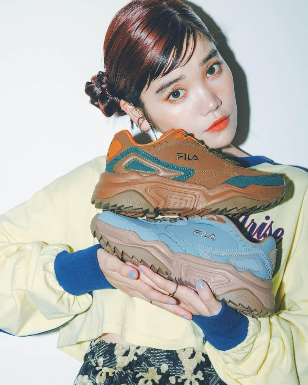 セントチヒロ・チッチさんのインスタグラム写真 - (セントチヒロ・チッチInstagram)「セントチヒロ・チッチ×FILA×mini　　 コラボスニーカーがついに明日 10/21に発売になります☺︎☺︎  二色ともユニセックスで履ける サイズにしていただきました。  『地球とおともだち燦々アースブラウン』は 土、空、海、森、太陽の光 、地球っていろんな色でできている。 ちょっと冒険してみたくてあえて あらゆるアースカラーを組み合わせました。 この靴は地球なんです。男女問わずみんなが どんな場所へも、"おともだち"のように ともに歩いて行けますように。  『空飛ぶセンチメンタルベイビーブルー』は 身構えて履かなくてもいい、 絶妙な淡さにこだわりました。 雨の日もセンチメンタルな気持ちをときめきに 変えてくれるといいなという想いを込めて。  試行錯誤して一緒に作ってもらった 靴たち、愛してもらえますようにっ  明日からシュープラザで買えます☑️ https://kutsu.com https://kutsu.com/category/M_MINI/  🥾@kutsu.com_chiyoda  📚@mini_tkj  📷@yutaroyamane 💄@osakana_yuki  👗@mika_ito_   ＃チッチコラボ　 ＃FILAコラボ　 ＃シュープラザ」10月20日 15時32分 - cc_chittiii_bish