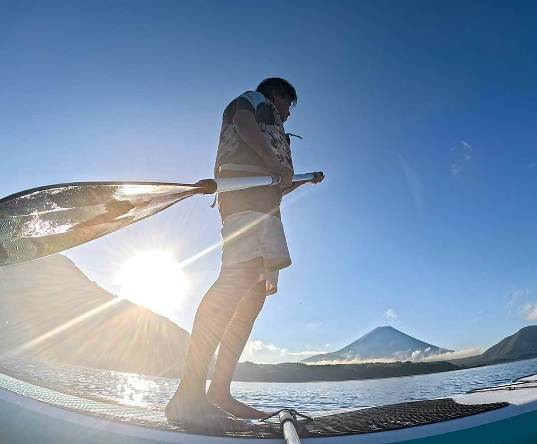 GoProさんのインスタグラム写真 - (GoProInstagram)「#富士山 を眺めながらSUPから #GoProセルフィー 🤳 本栖湖から @hiroto_mizuno の一枚。 ・ ・ ・ #GoPro #GoProJP #GoProのある生活 #本栖湖 #湖 #SUP #アウトドア #湖 #MountFuji #MtFuji」10月20日 15時34分 - goprojp