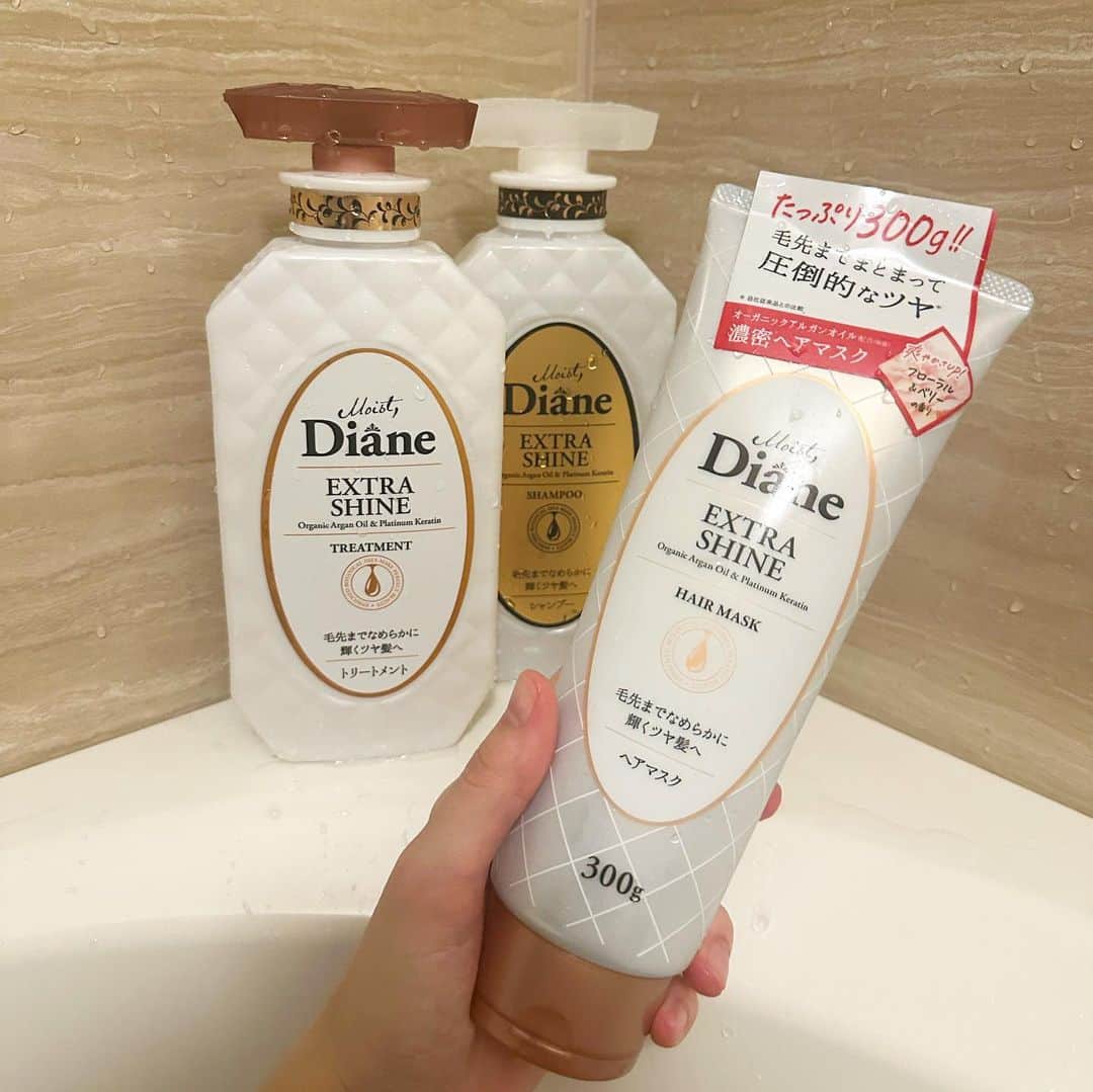 高島ゆみさんのインスタグラム写真 - (高島ゆみInstagram)「. Diane Perfect Beauty  エクストラシャイン シャンプー トリートメント セット＋ヘアマスク をいただきました🧴🫧🚿  ぱさついた髪にエクストラシャインを使うと、 指通りがなめらかに潤ってツヤが出た🥚✨   髪の内側と表層を整えてくれるから ツヤを出ししたい人は、 白のDianeがおすすめ🤍   ヘアマスクはシャントリより プラチナケラチン成分が7倍配合されているから、 より効果を実感したい人は、 シャンプーとトリートメントの間に ヘアマスクを使用するのが良いみたい🤭🌸  #ホンネPR #ダイアン #シャンプー  #おすすめ #白のダイアン」10月20日 15時34分 - yumi_tksm