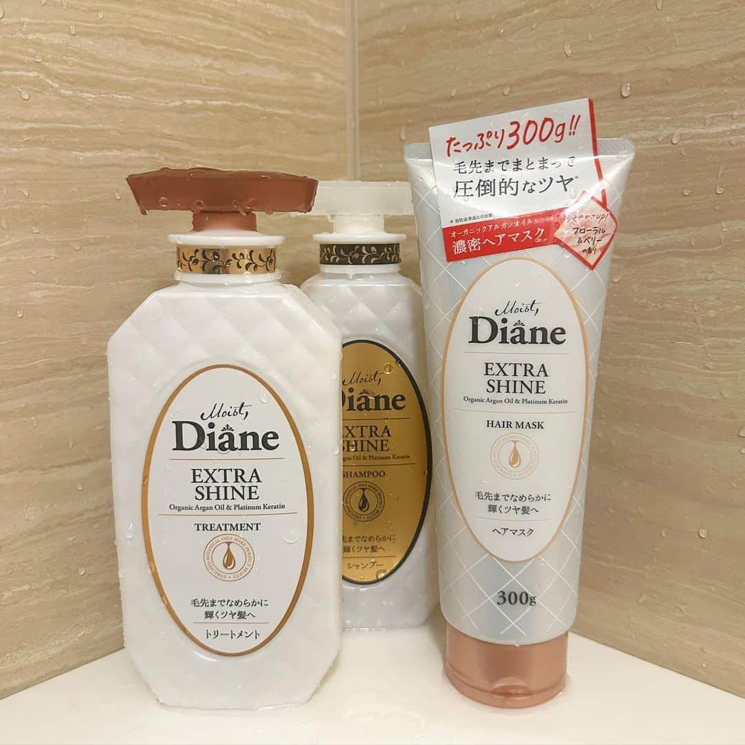 高島ゆみのインスタグラム：「. Diane Perfect Beauty  エクストラシャイン シャンプー トリートメント セット＋ヘアマスク をいただきました🧴🫧🚿  ぱさついた髪にエクストラシャインを使うと、 指通りがなめらかに潤ってツヤが出た🥚✨   髪の内側と表層を整えてくれるから ツヤを出ししたい人は、 白のDianeがおすすめ🤍   ヘアマスクはシャントリより プラチナケラチン成分が7倍配合されているから、 より効果を実感したい人は、 シャンプーとトリートメントの間に ヘアマスクを使用するのが良いみたい🤭🌸  #ホンネPR #ダイアン #シャンプー  #おすすめ #白のダイアン」